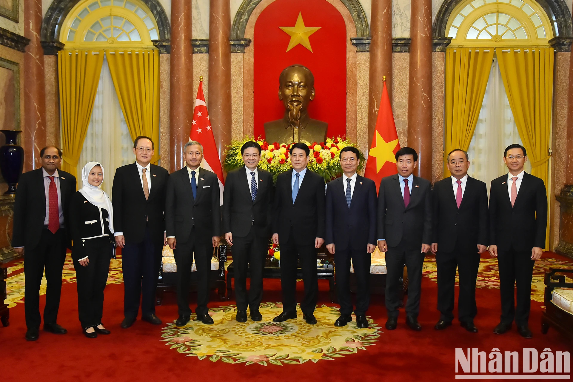 越南国家主席梁强和新加坡总理黄循财以及双方代表合影。