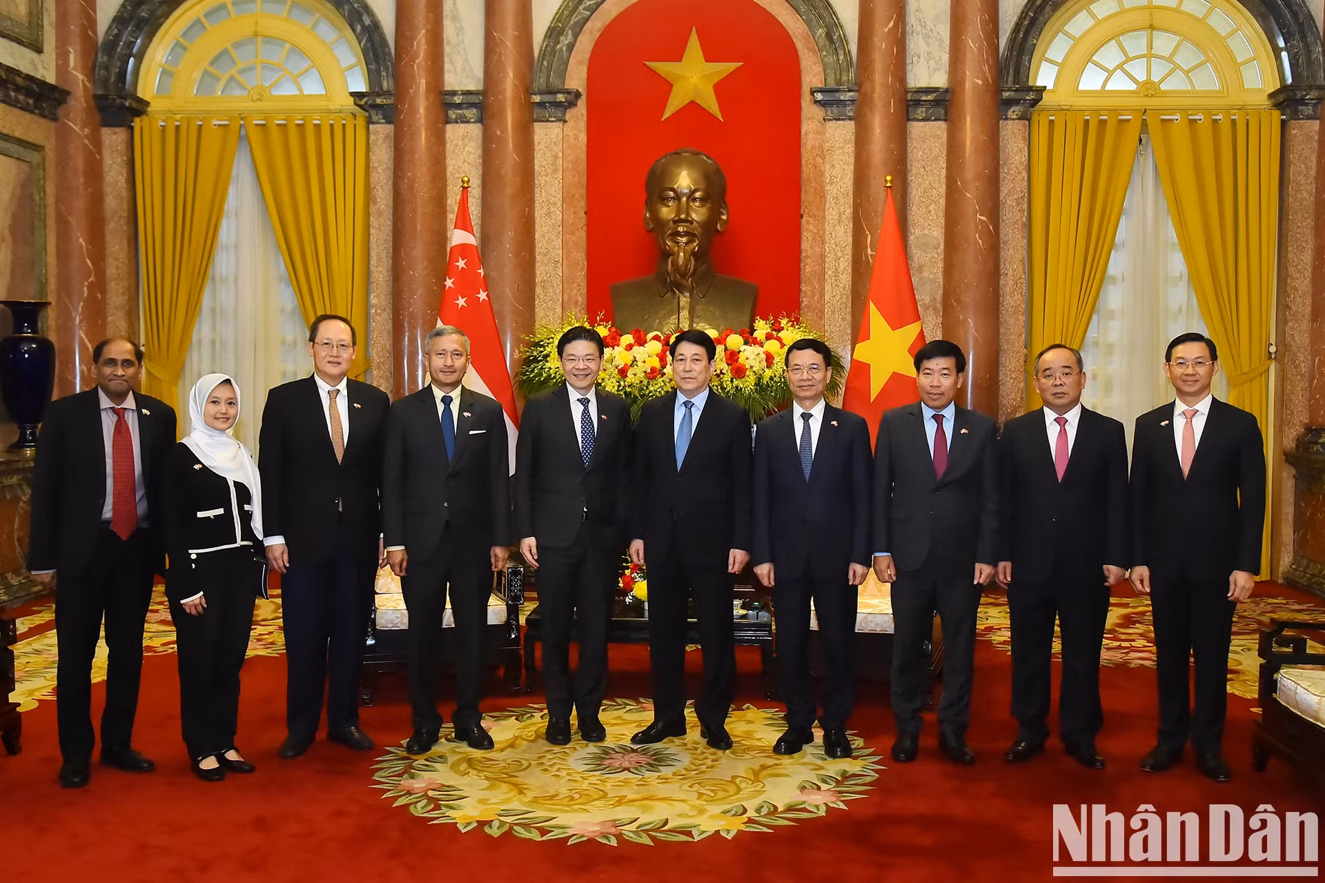 越南国家主席梁强和新加坡总理黄循财以及双方代表合影。