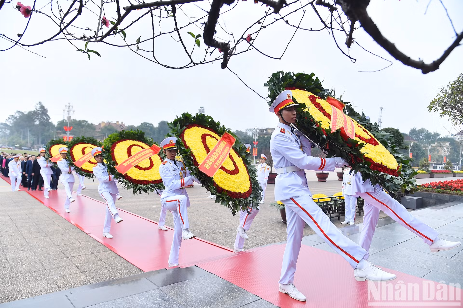 代表团的花圈飘带上写着“永远铭记伟大胡志明主席的功劳”。