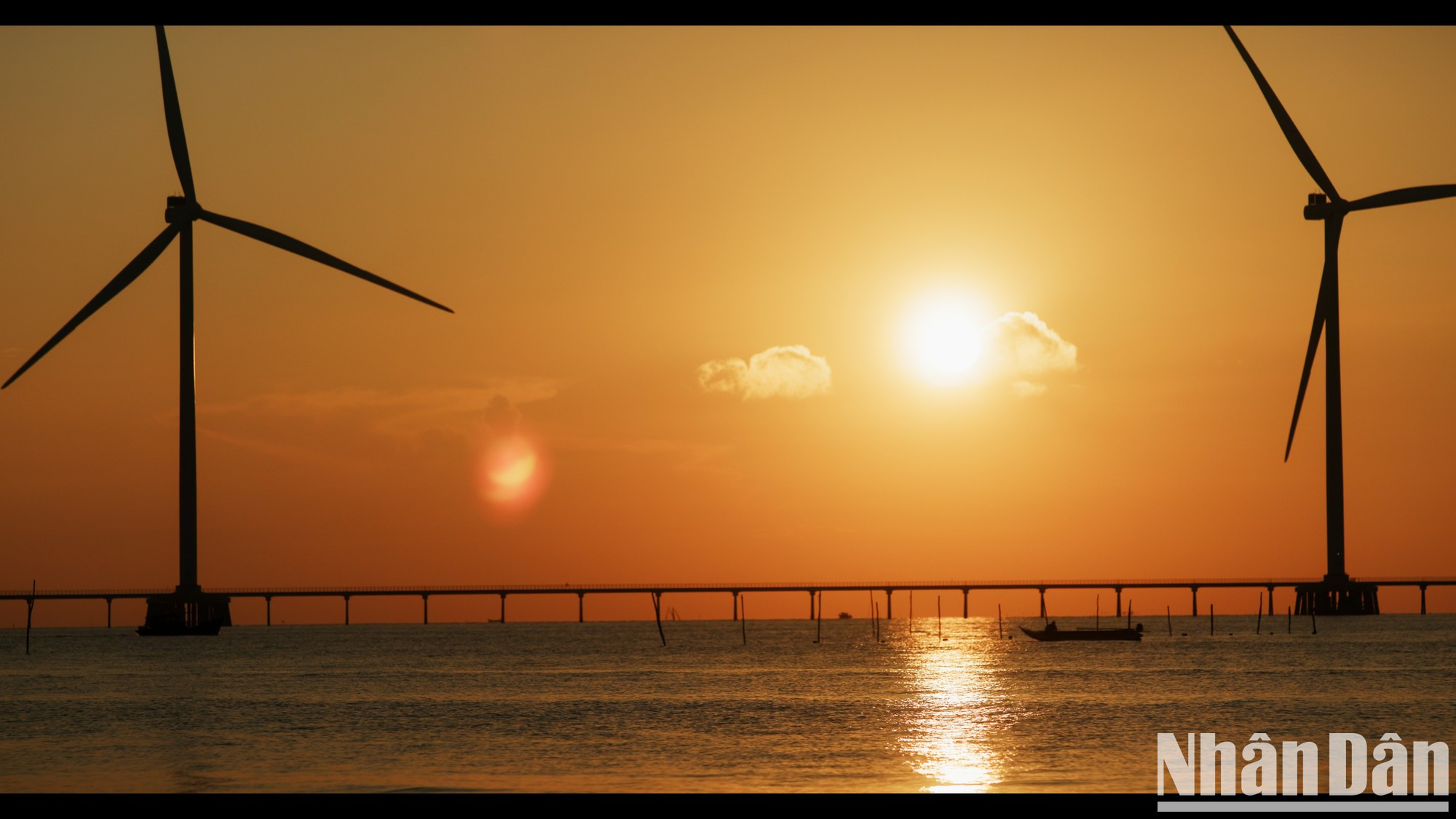 巴洞海的亮点是那些屹立于浩瀚海面上的风力发电塔，它们傲然挺拔，蔚为壮观。