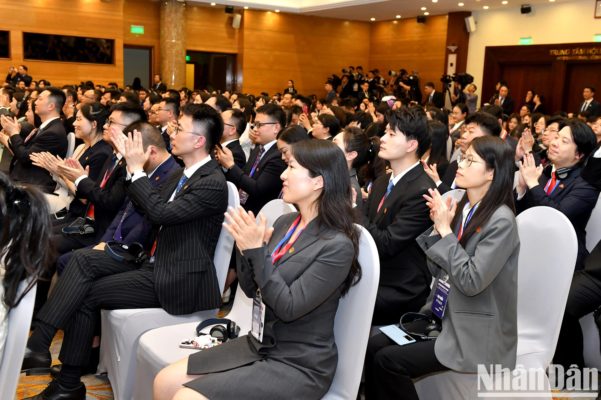 各位代表出席越中人民联欢。 各位代表出席越中人民联欢。