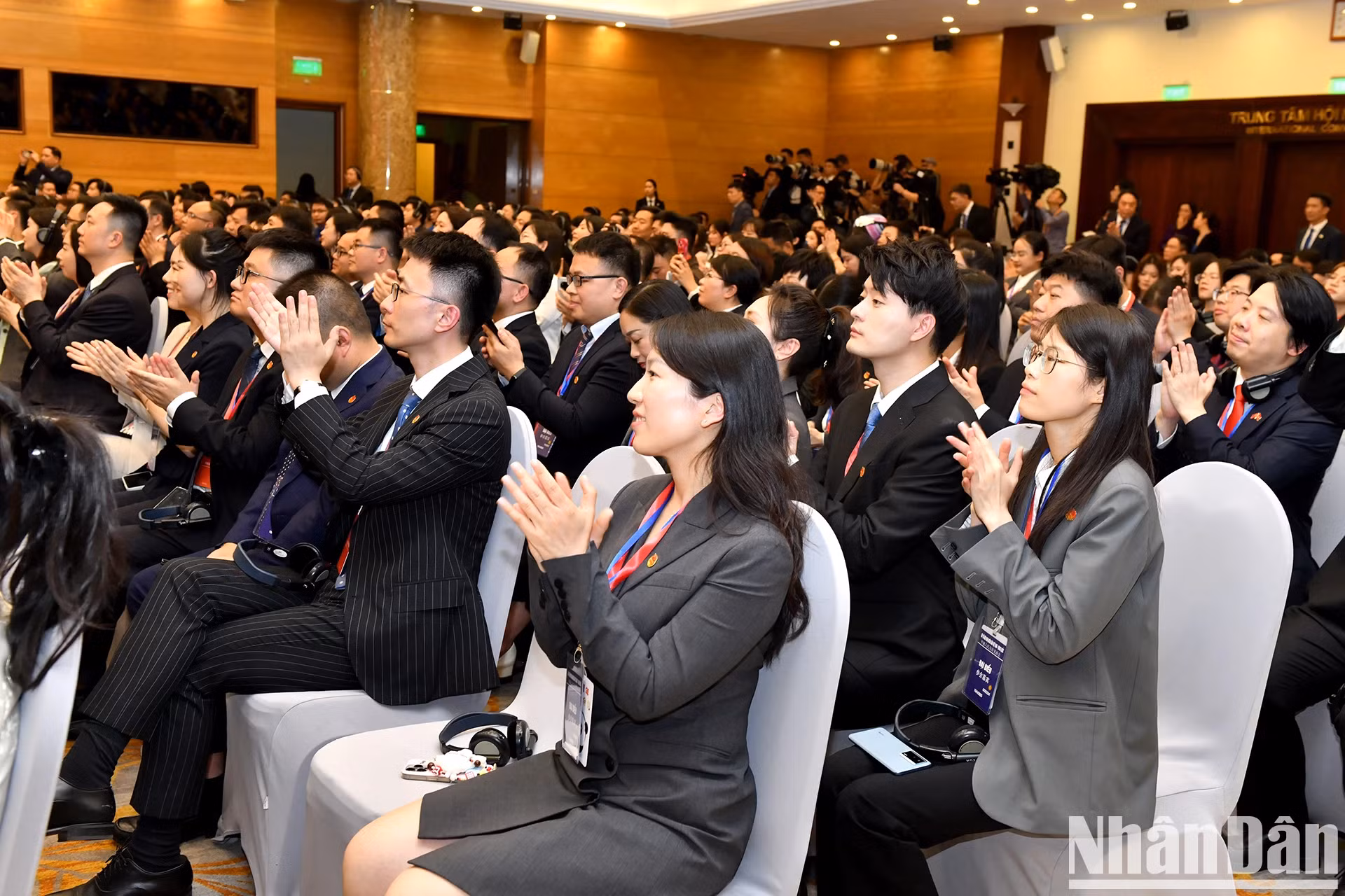 各位代表出席越中人民联欢。