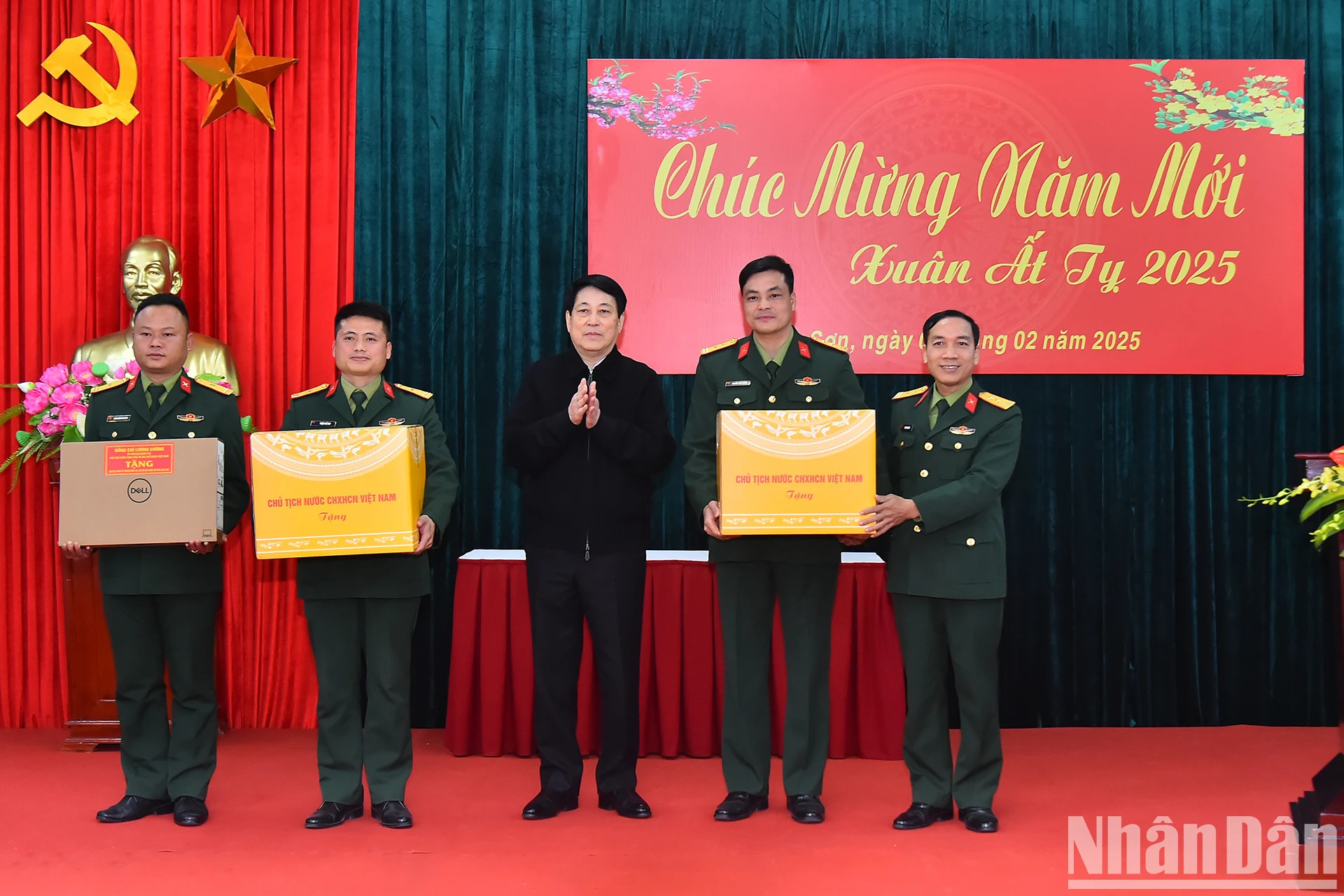 梁强主席向谅山省军事指挥部第123团第1营干部战士赠送礼品。