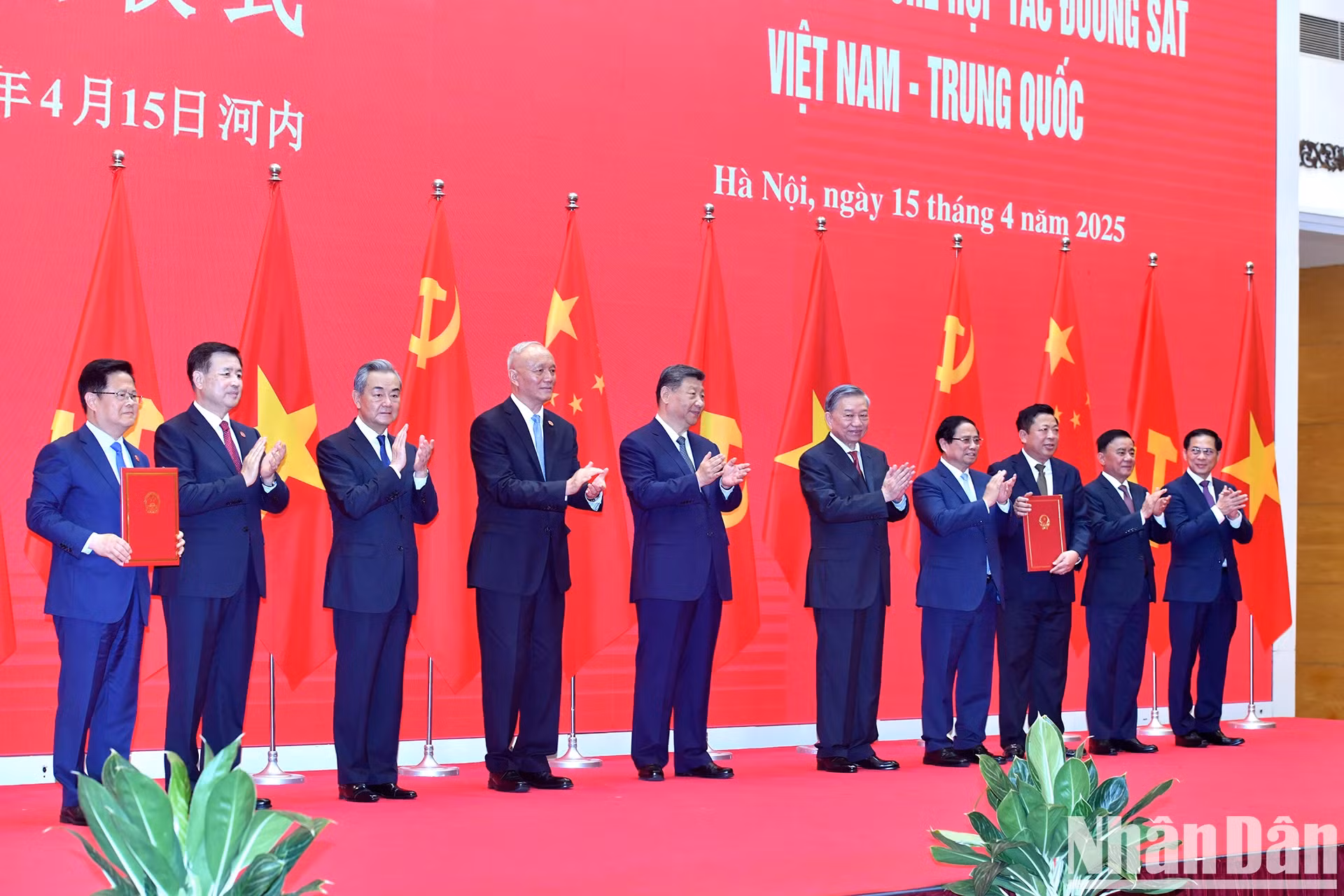 越中两国领导人共同出席并见证中越铁路合作机制启动仪式。