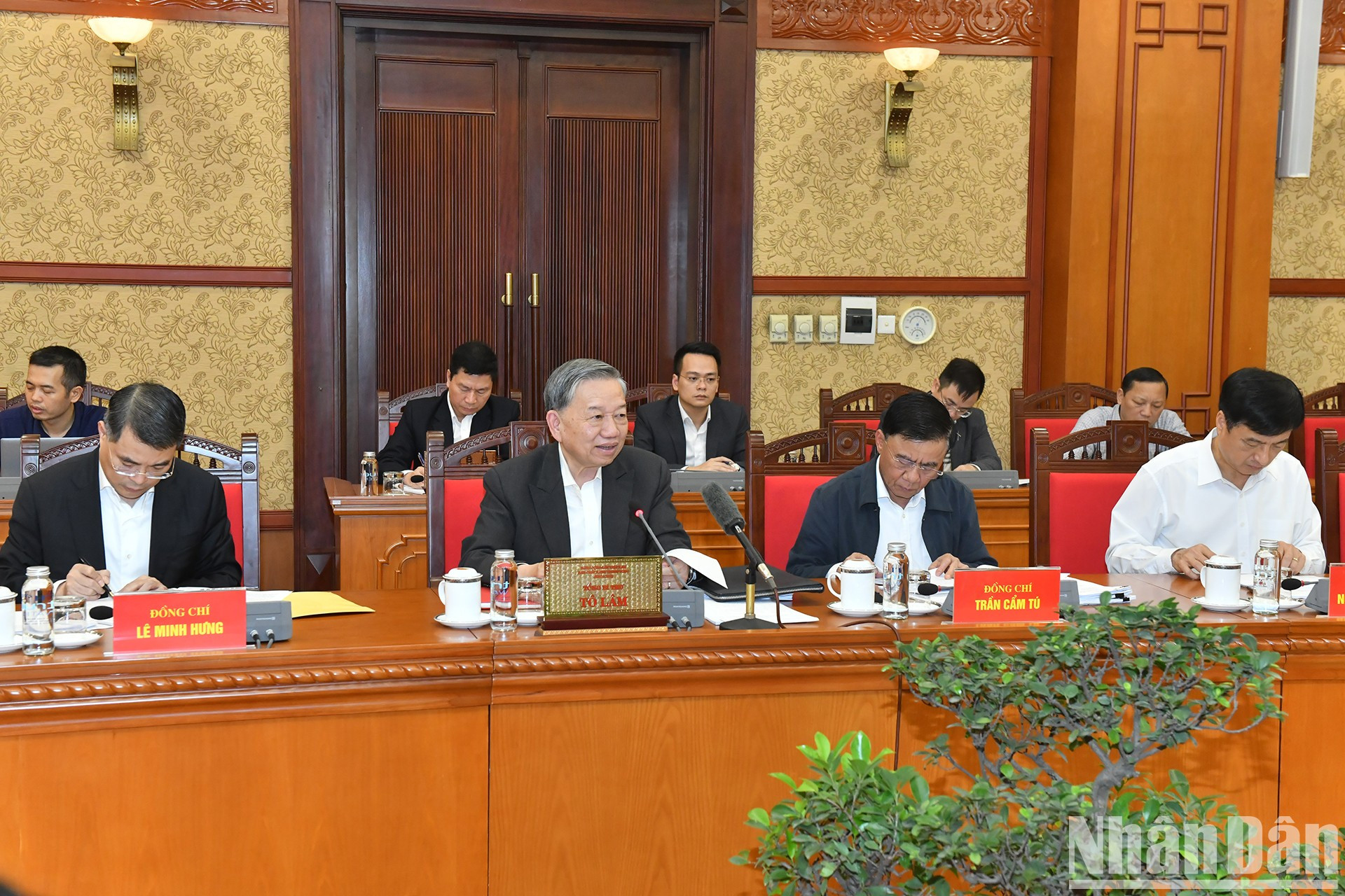 苏林总书记在会上发表讲话。