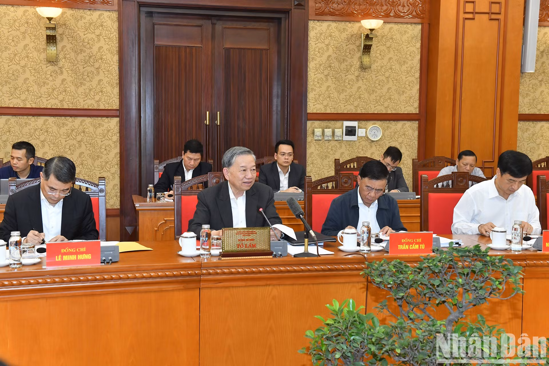 苏林总书记在会上发表讲话。