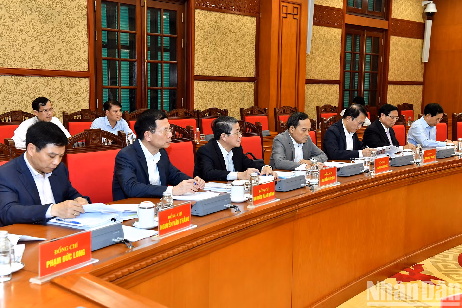 执委会成员和各位代表出席会议。