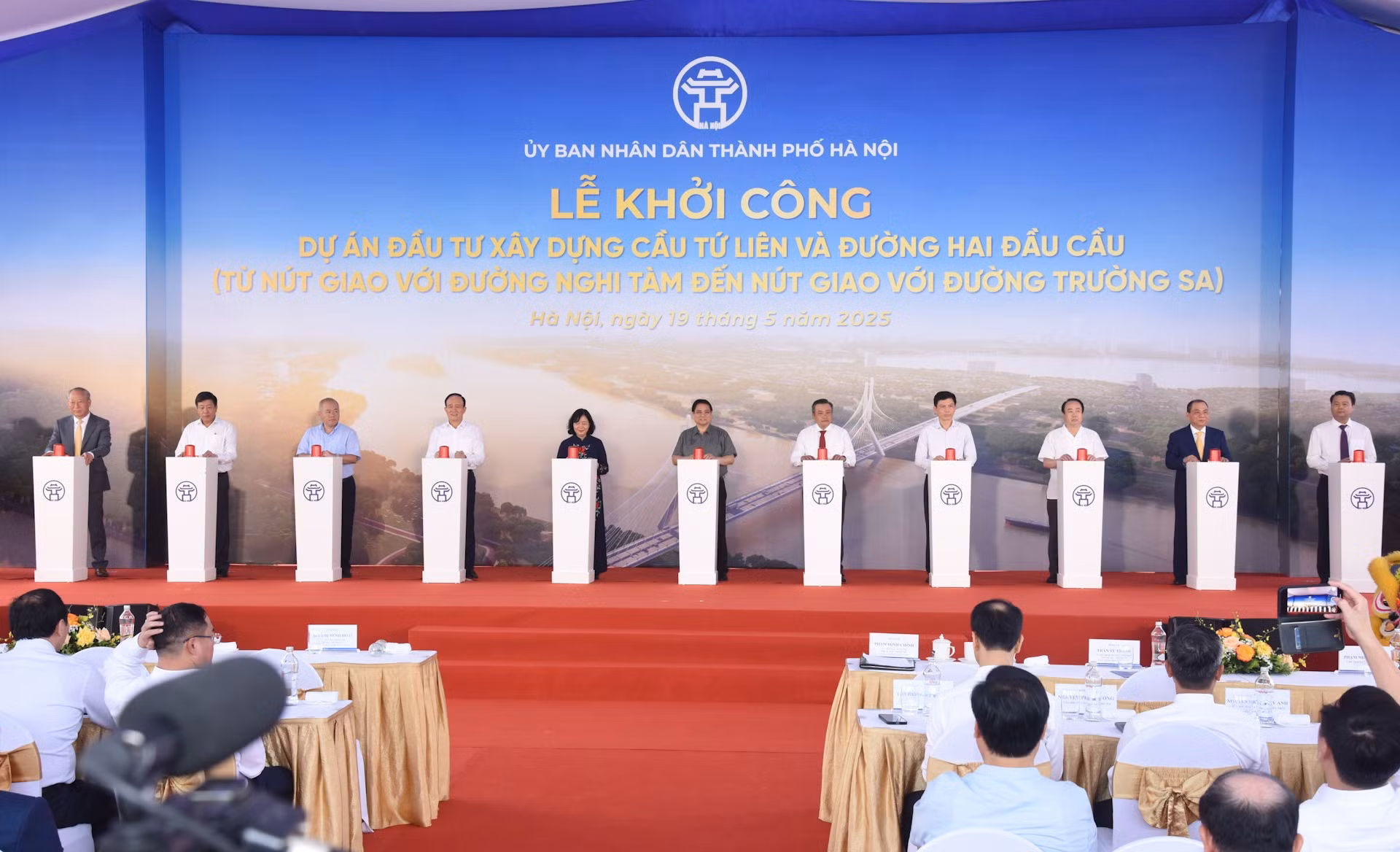 范明正总理以及各位代表实现按钮开工仪式。