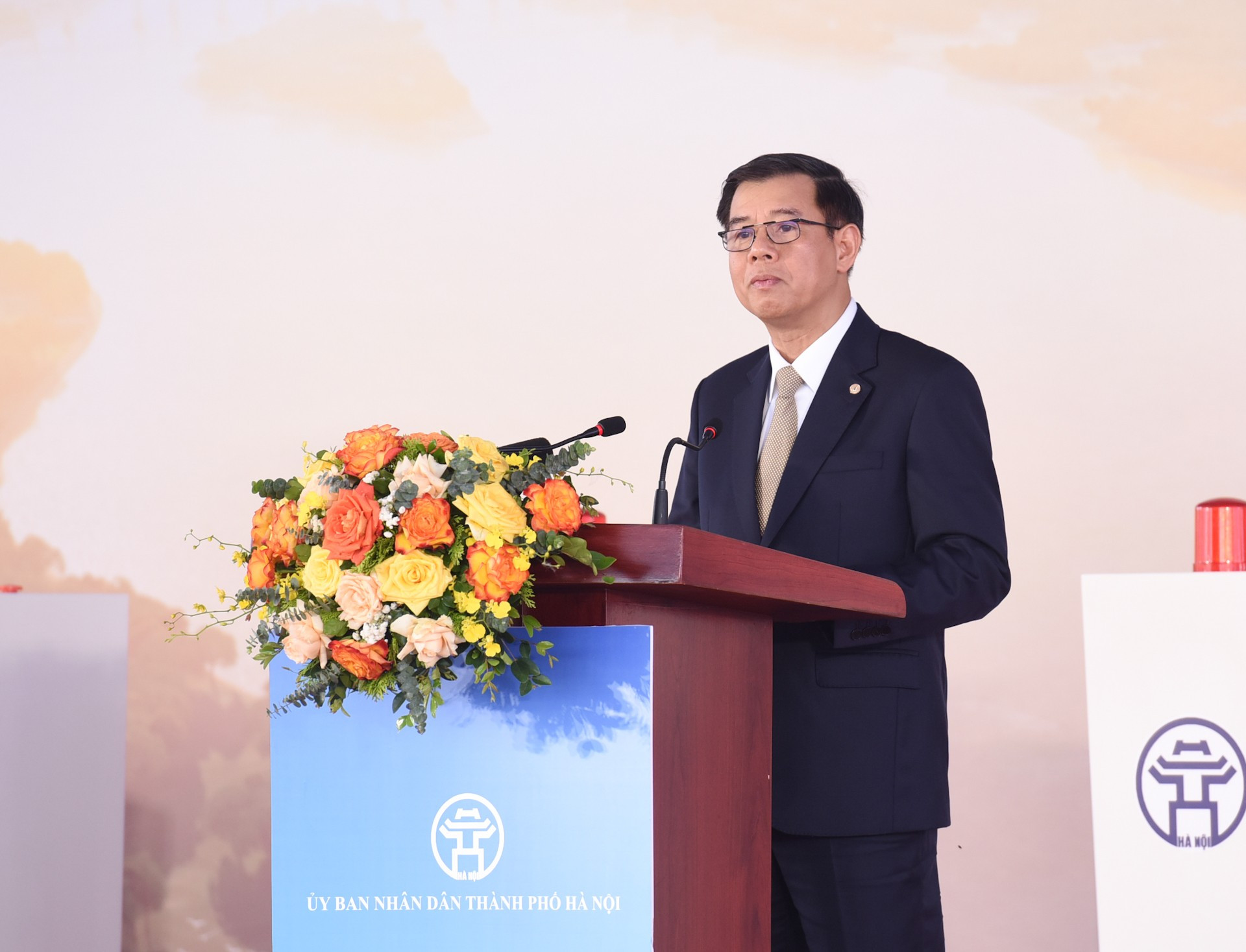 Vingroup集团代表在仪式上发表讲话。