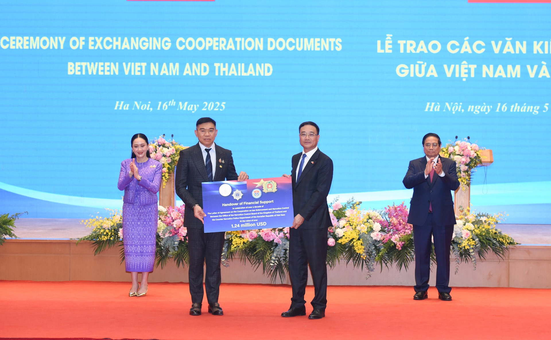 越南政府总理范明正与泰国总理佩通坦·钦那瓦共同见证越南公安部毒品犯罪检查警察局与泰国司法部麻醉品管制局办公室在执法与毒品管控合作函实施十余周年之际所提供的财政援助。 越南政府总理范明正与泰国总理佩通坦·钦那瓦共同见证越南公安部毒品犯罪检查警察局与泰国司法部麻醉品管制局办公室在执法与毒品管控合作函实施十余周年之际所提供的财政援助。