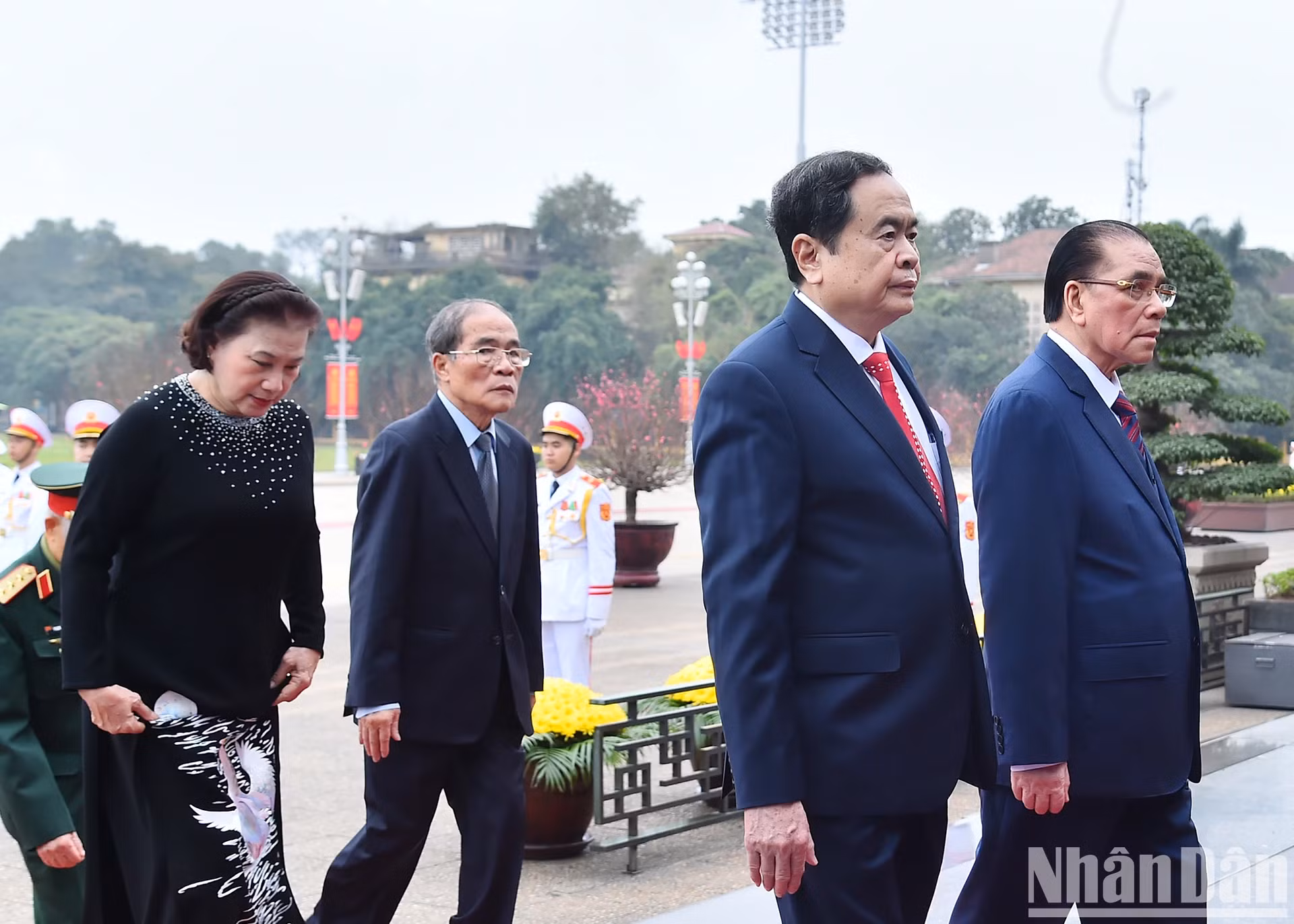 前越共中央总书记农德孟、越南国会主席陈青敏、前越南国会主席阮生雄、前越南国会主席阮氏金银入陵瞻仰胡志明主席遗容。