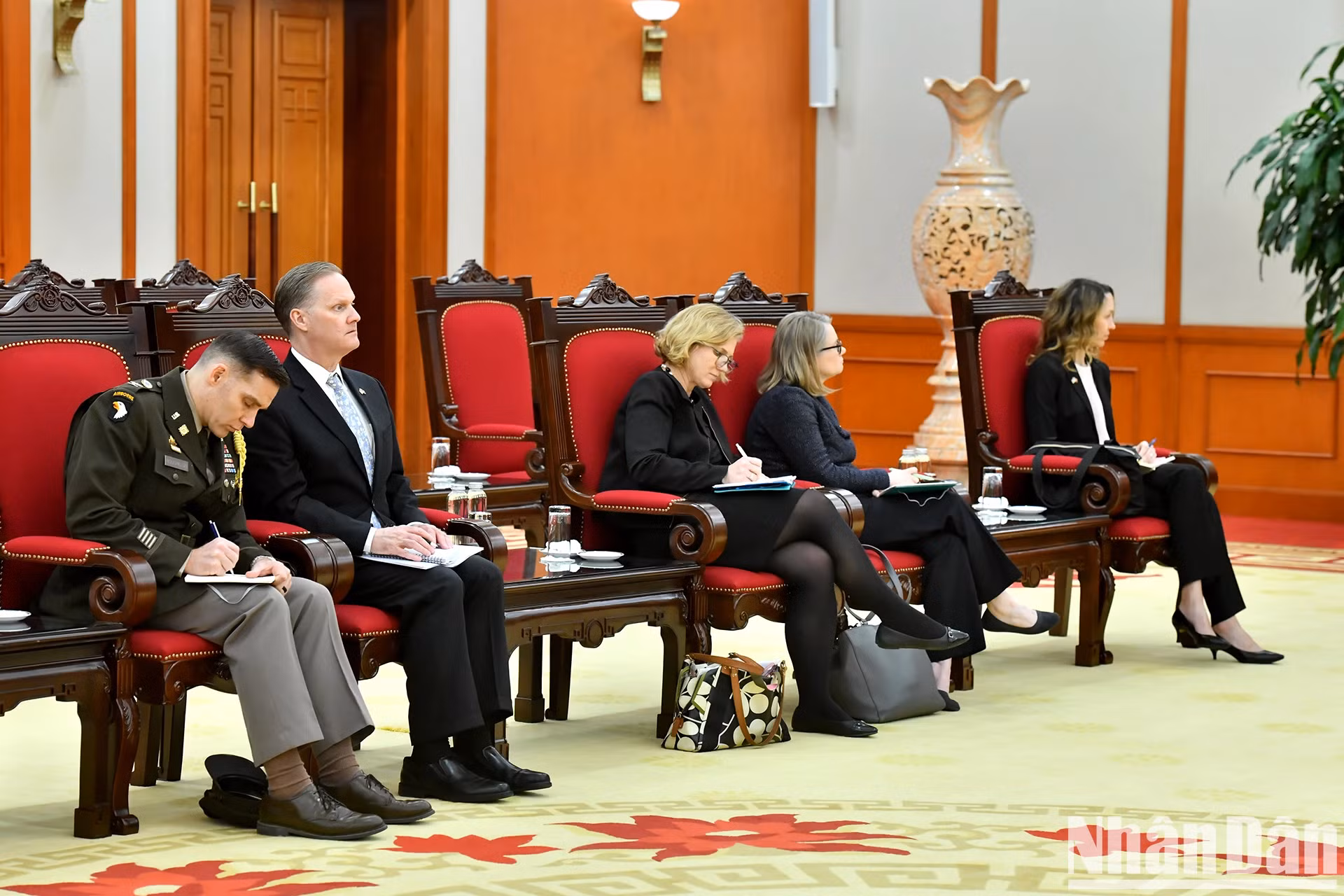 美国代表出席会见。