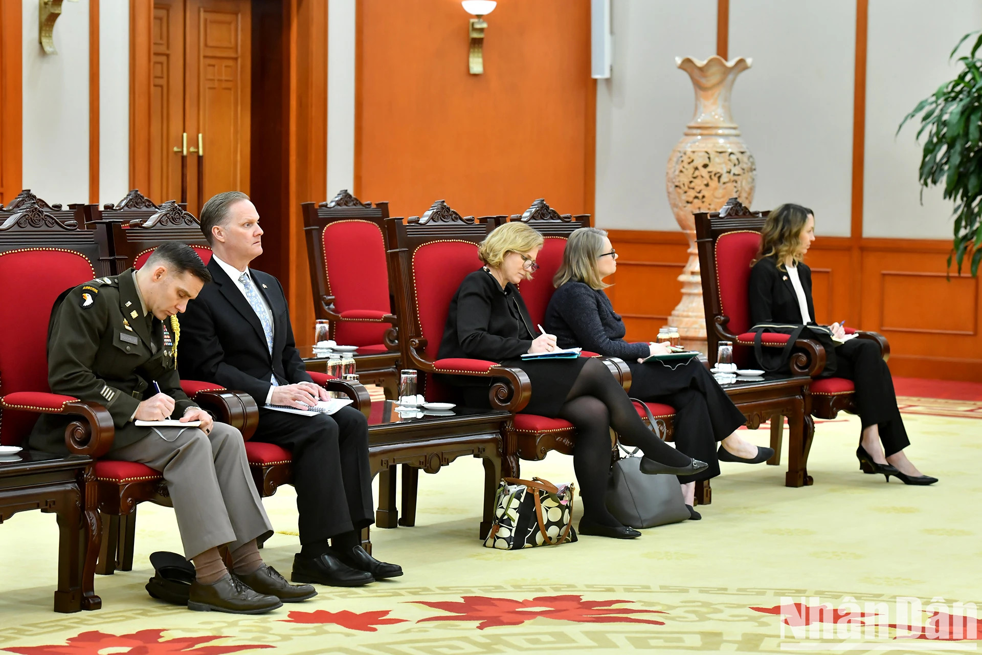 美国代表出席会见。