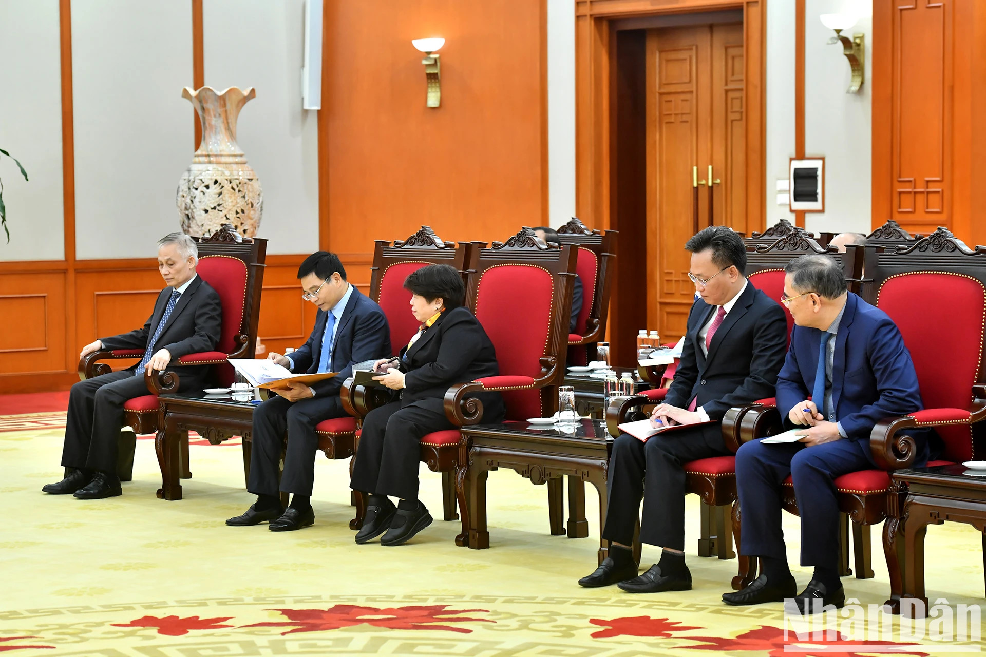 越南代表出席会见。