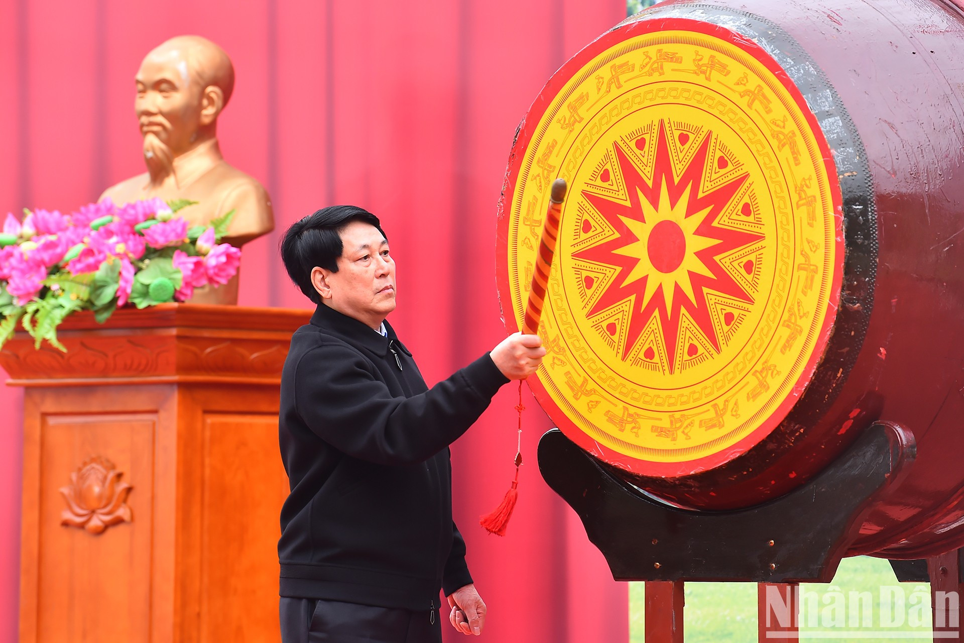 梁强主席敲响鼓点，启动“永远铭记胡伯伯之恩植树节” 。