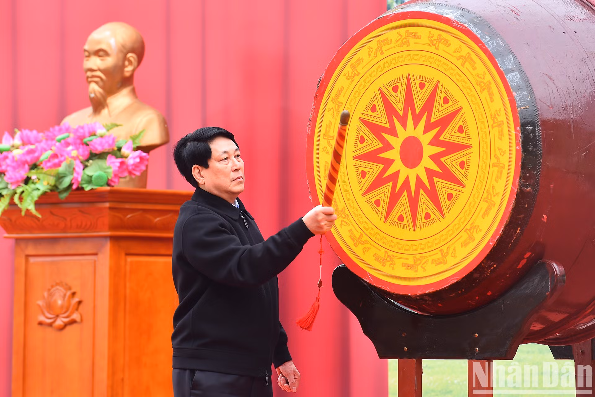 梁强主席敲响鼓点，启动“永远铭记胡伯伯之恩植树节” 。