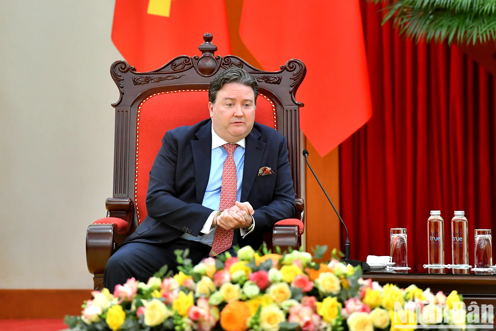 美国驻越南大使马克·纳珀在会上发表讲话。