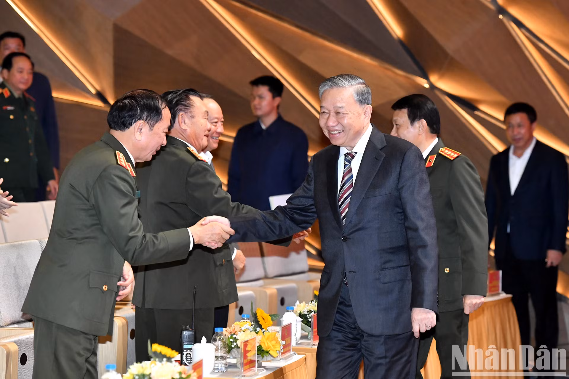 苏林总书记与出席表彰大会的各位代表。 苏林总书记与出席表彰大会的各位代表。