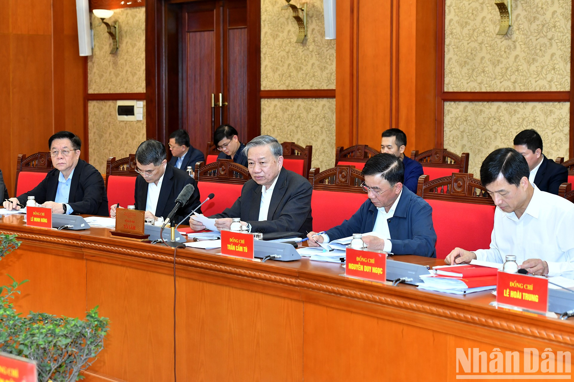 苏林总书记主持会议。