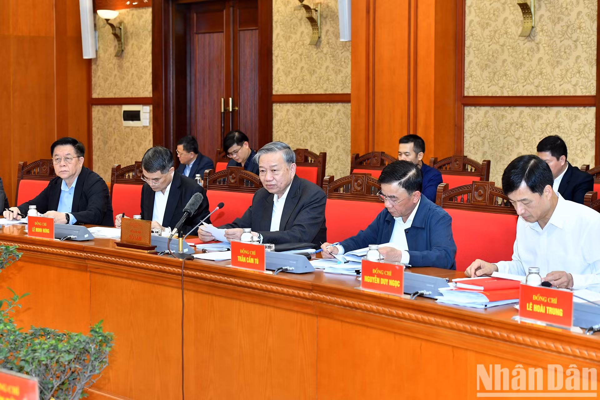 苏林总书记主持会议。