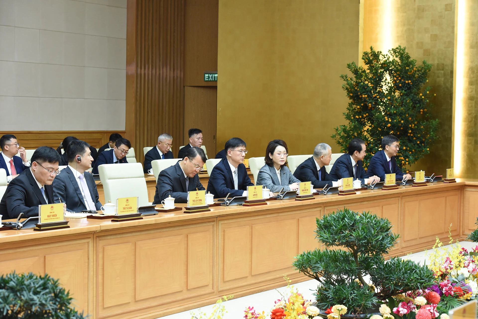 陪同陈刚同志的中方代表。