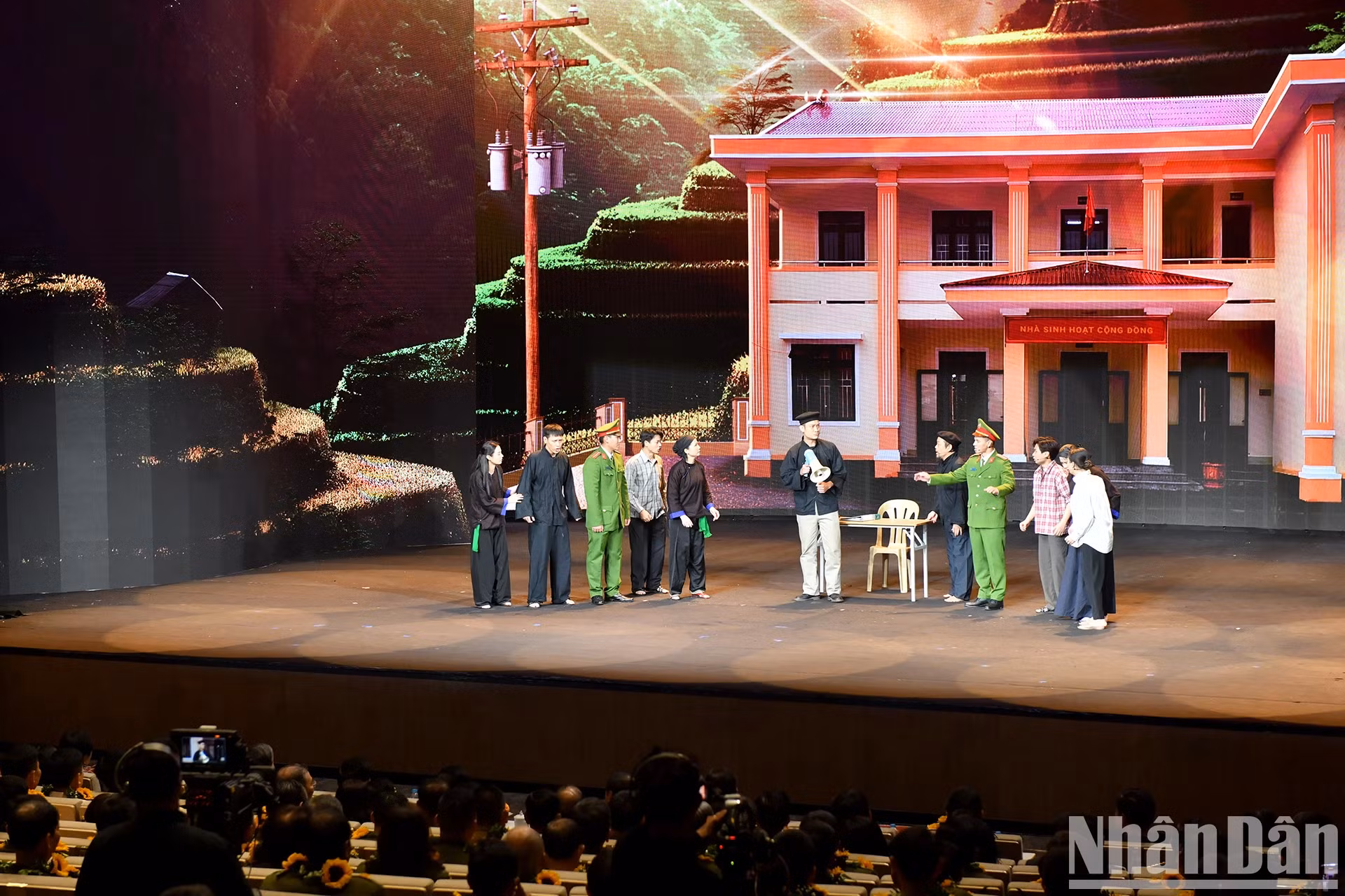 表彰大会上演出的小品。 表彰大会上演出的小品。