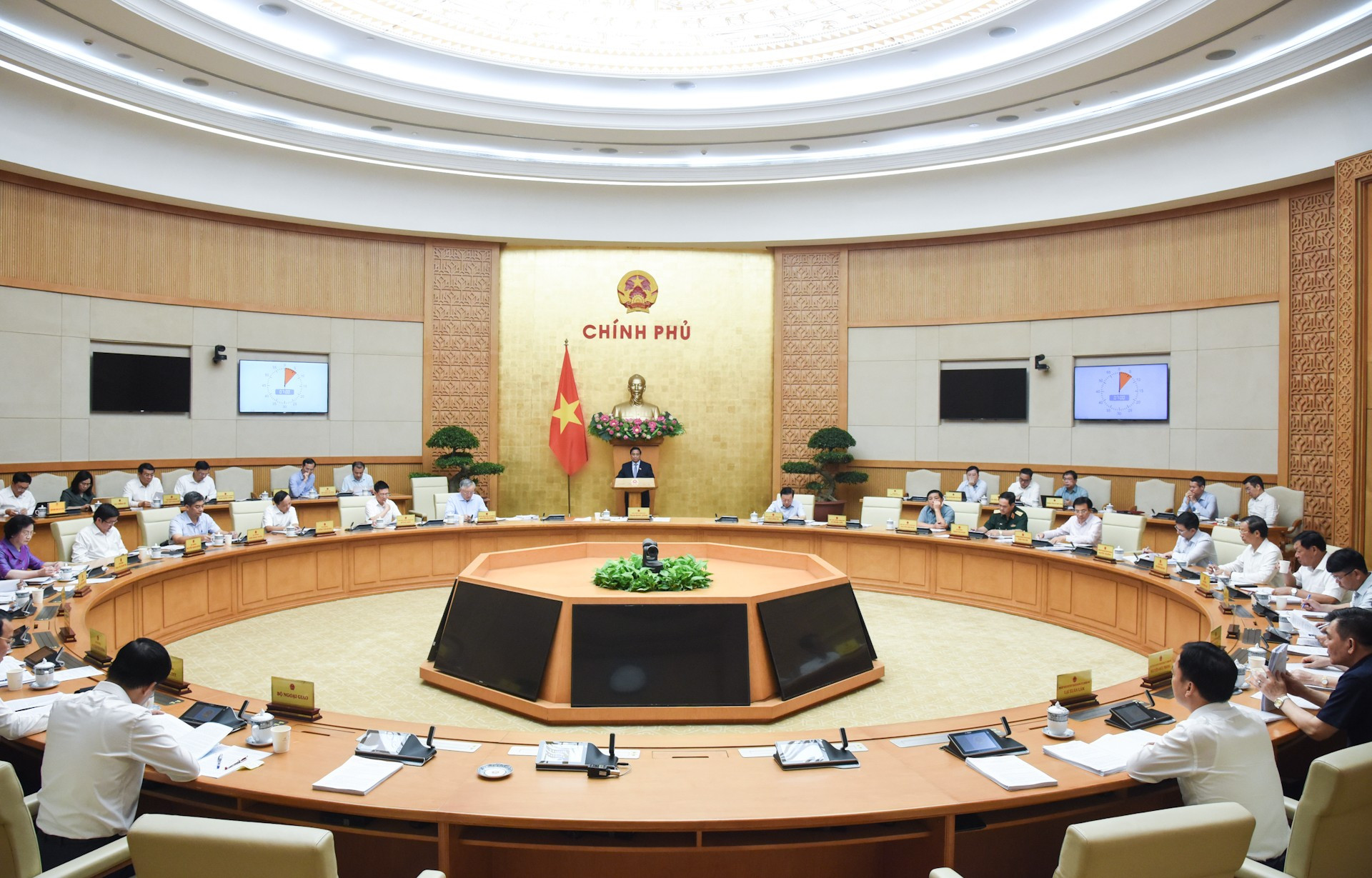 政府总理范明正主持2025年4月政府例行会议。 政府总理范明正主持2025年4月政府例行会议。