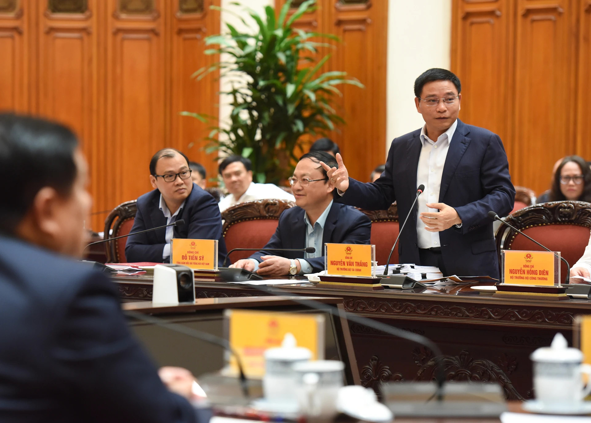 财政部部长阮文胜发表讲话。