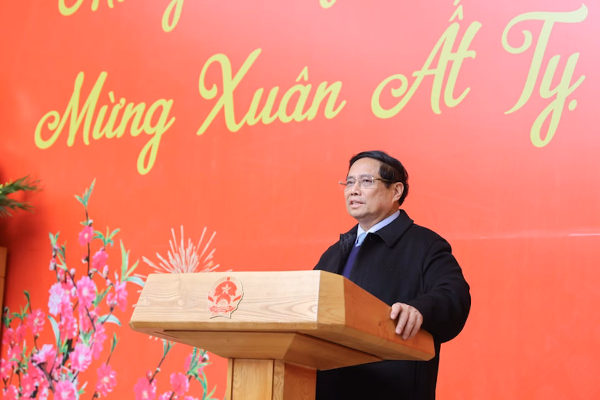 范明正总理在会上发表讲话。