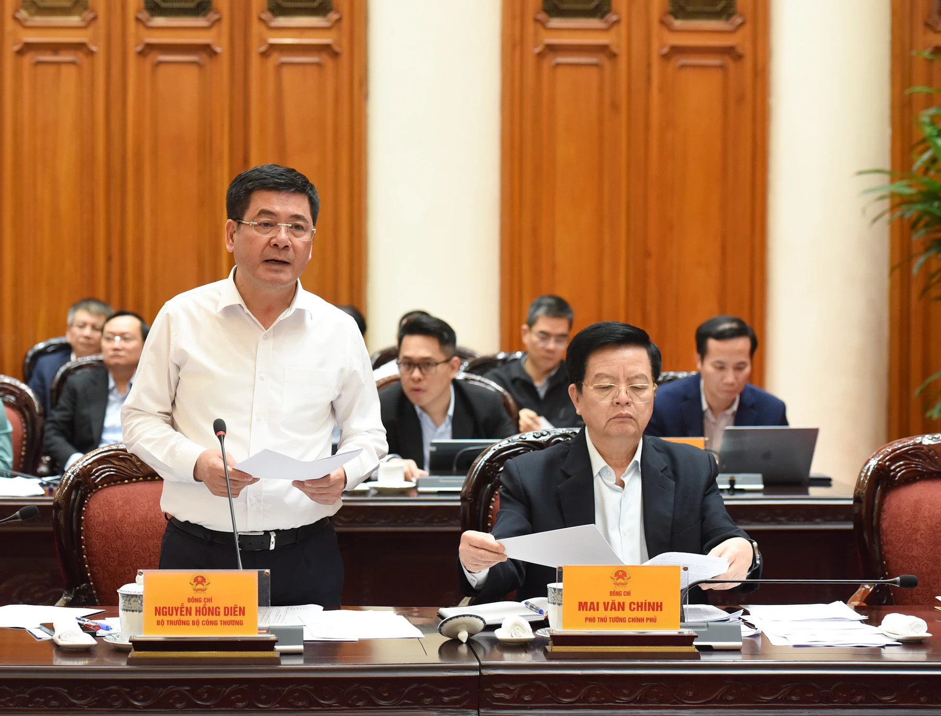 越南工贸部部长阮鸿延发表讲话。