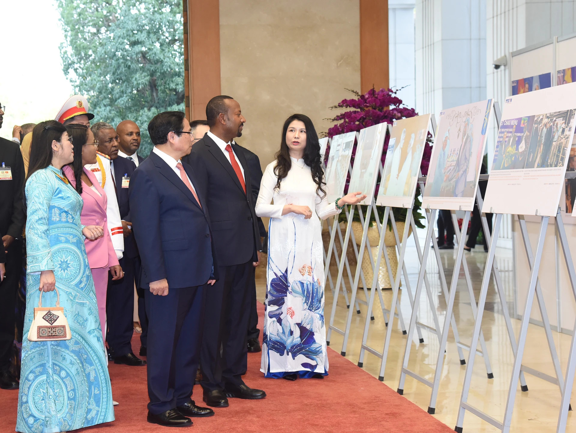 范明正总理和夫人与阿比·艾哈迈德·阿里总理和夫人参观关于两国合作的图片展。