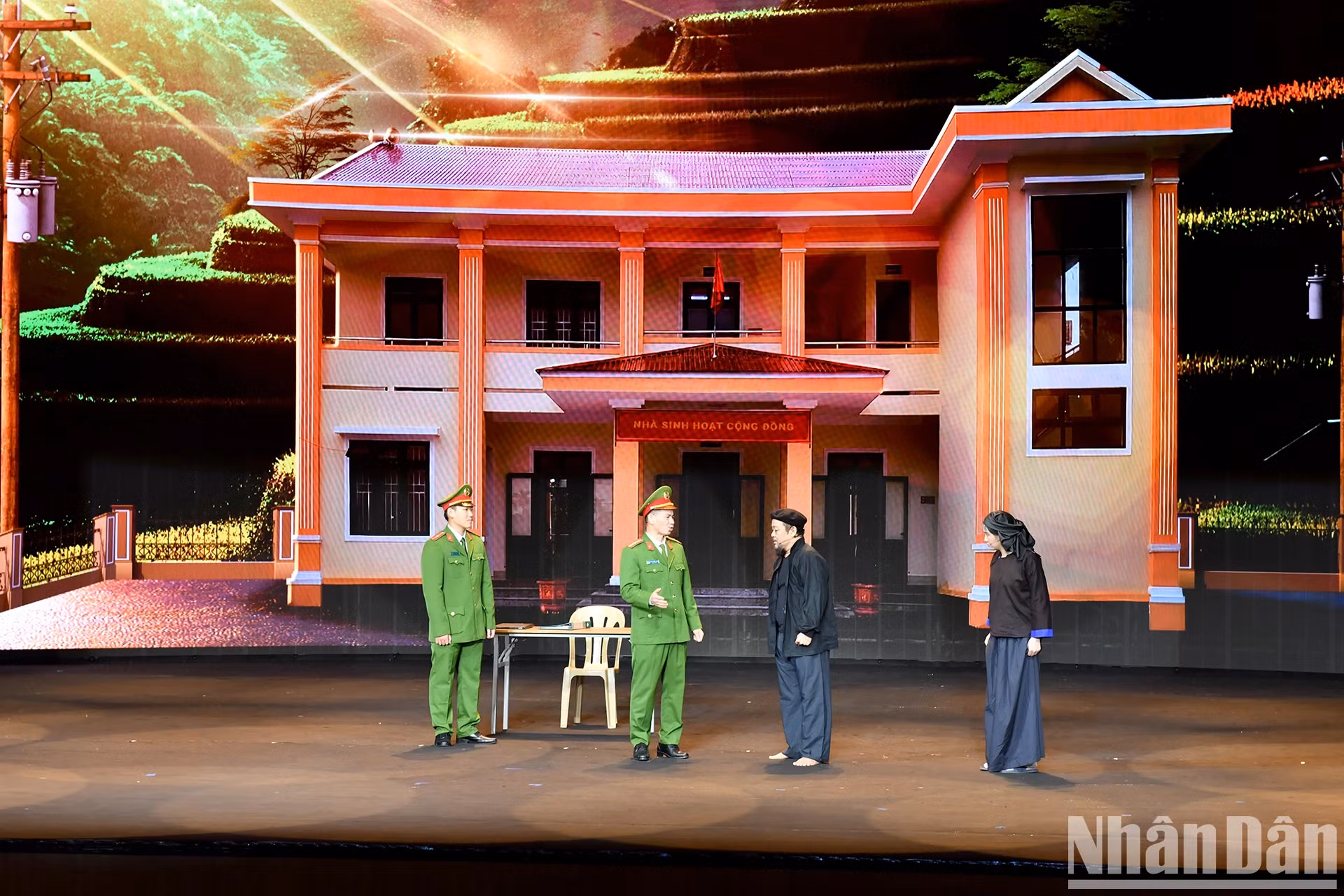 表彰大会上演出的小品。 表彰大会上演出的小品。