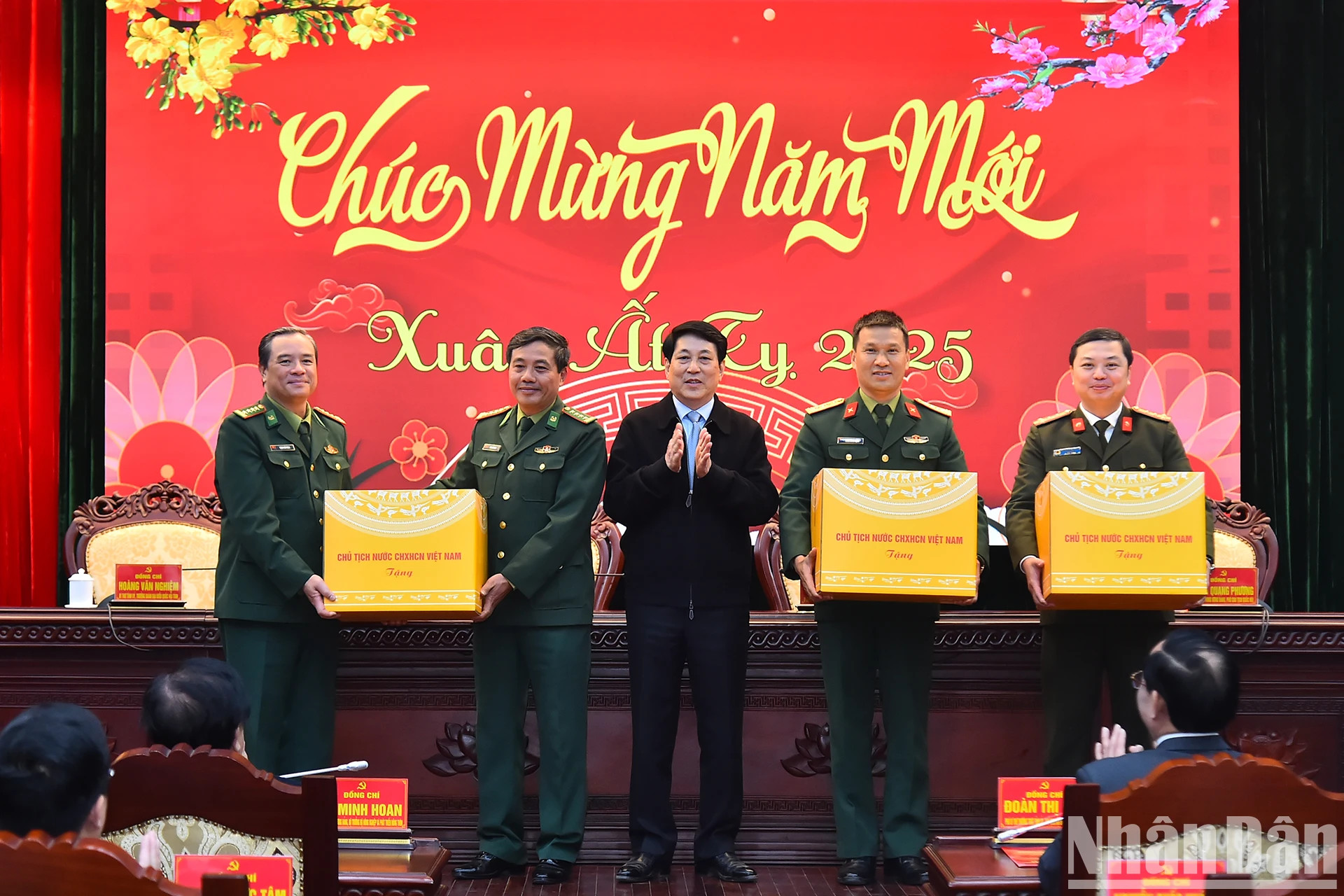 梁强主席向谅山省武装力量赠送礼品。