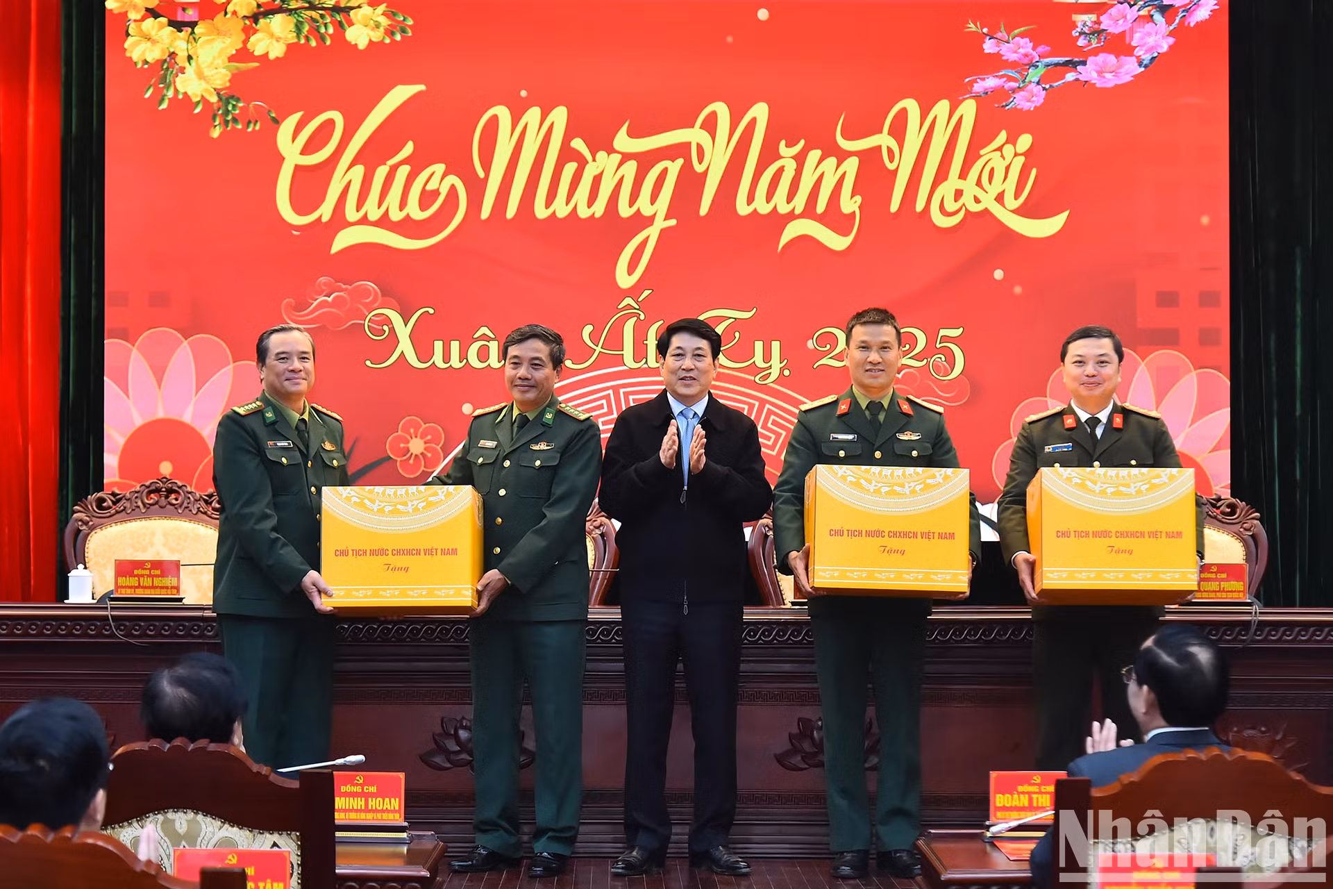 梁强主席向谅山省武装力量赠送礼品。