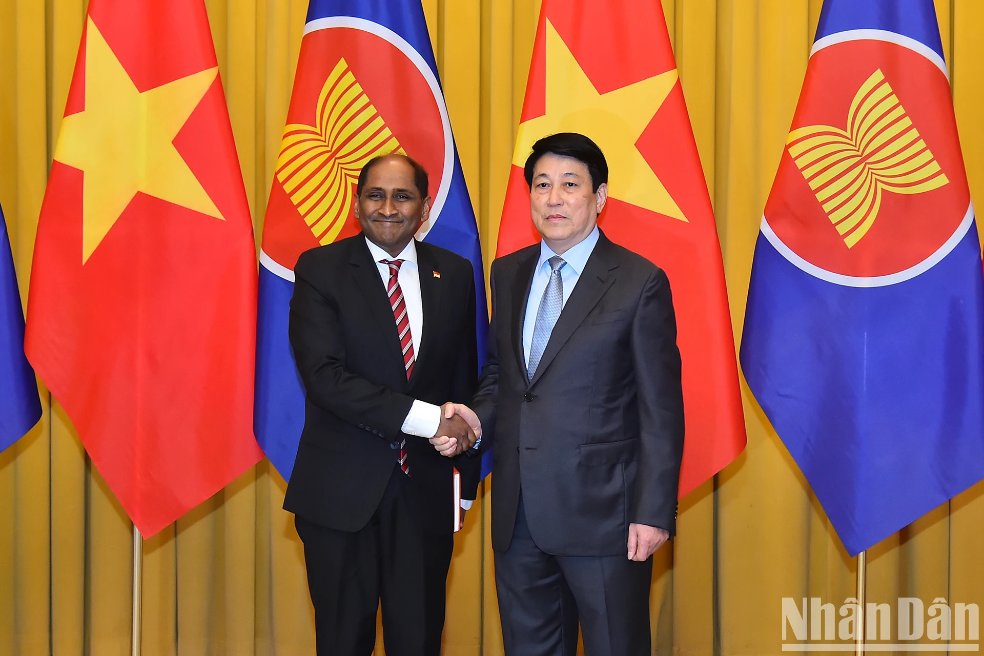 梁强主席与新加坡驻越南大使贾亚·拉特南。 梁强主席与新加坡驻越南大使贾亚·拉特南。