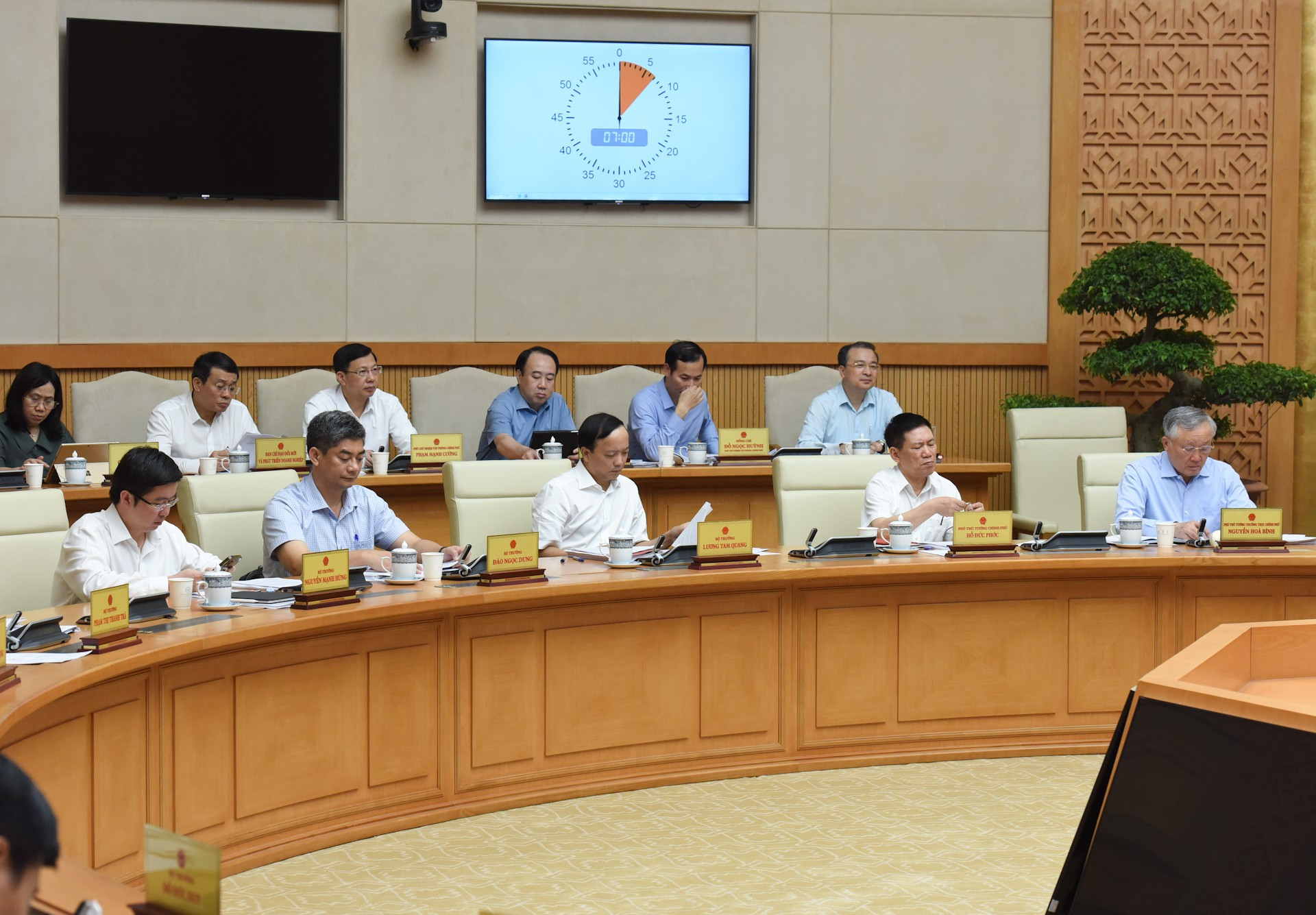 各位政府副总理、各部委行业领导出席会议。 各位政府副总理、各部委行业领导出席会议。