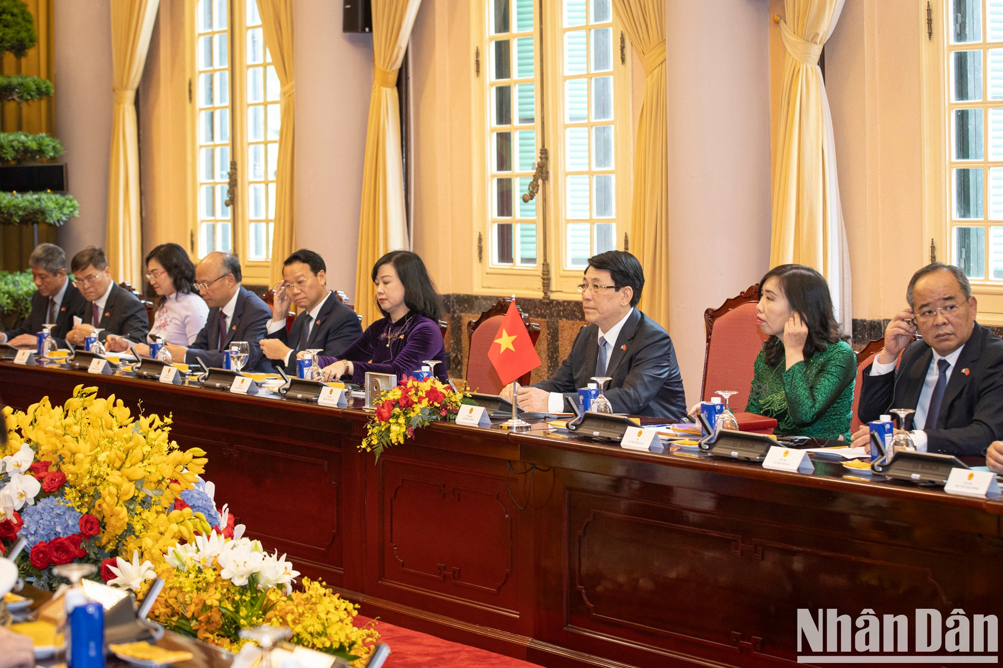 国家主席梁强以及越方代表出席会谈。 国家主席梁强以及越方代表出席会谈。