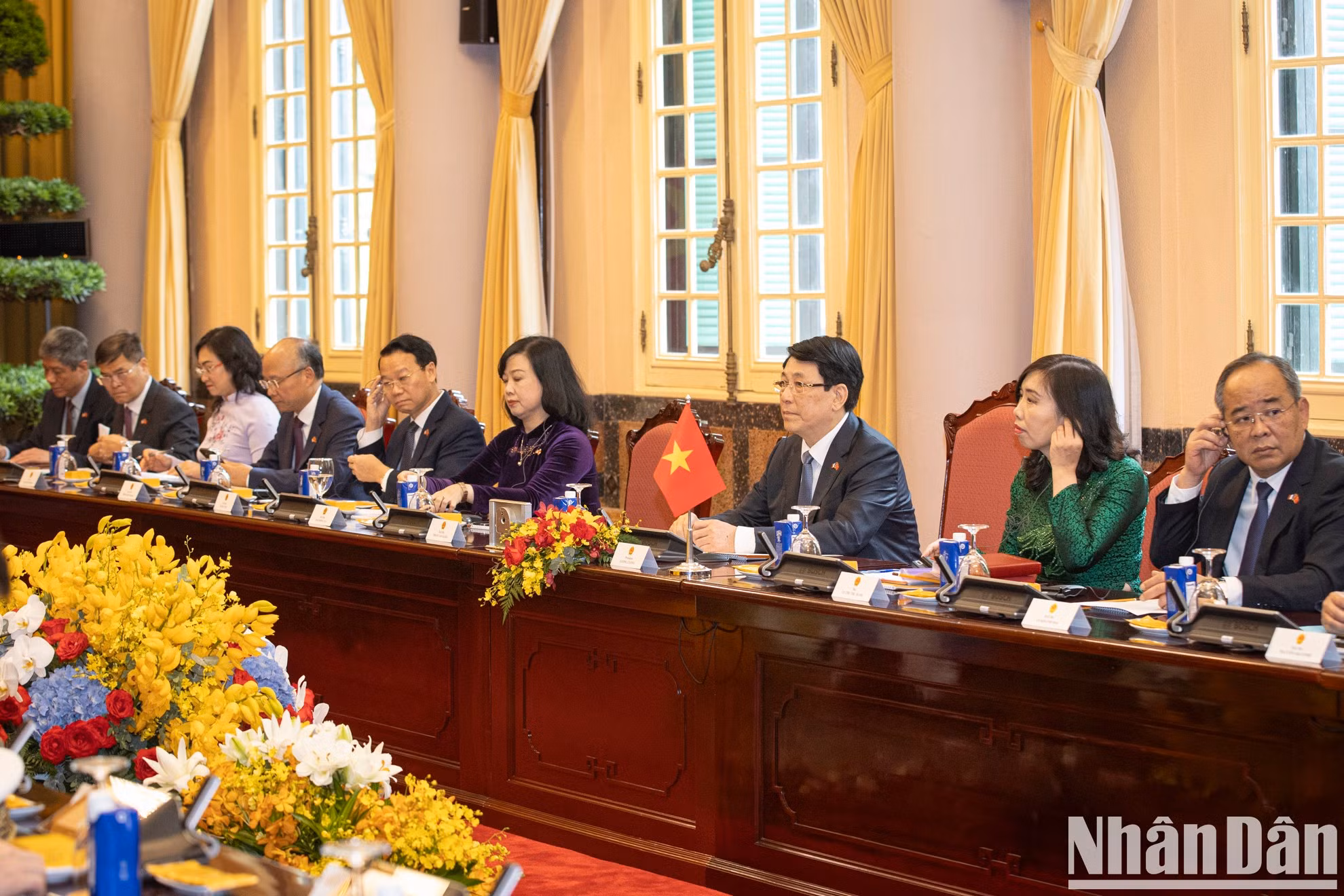 国家主席梁强以及越方代表出席会谈。