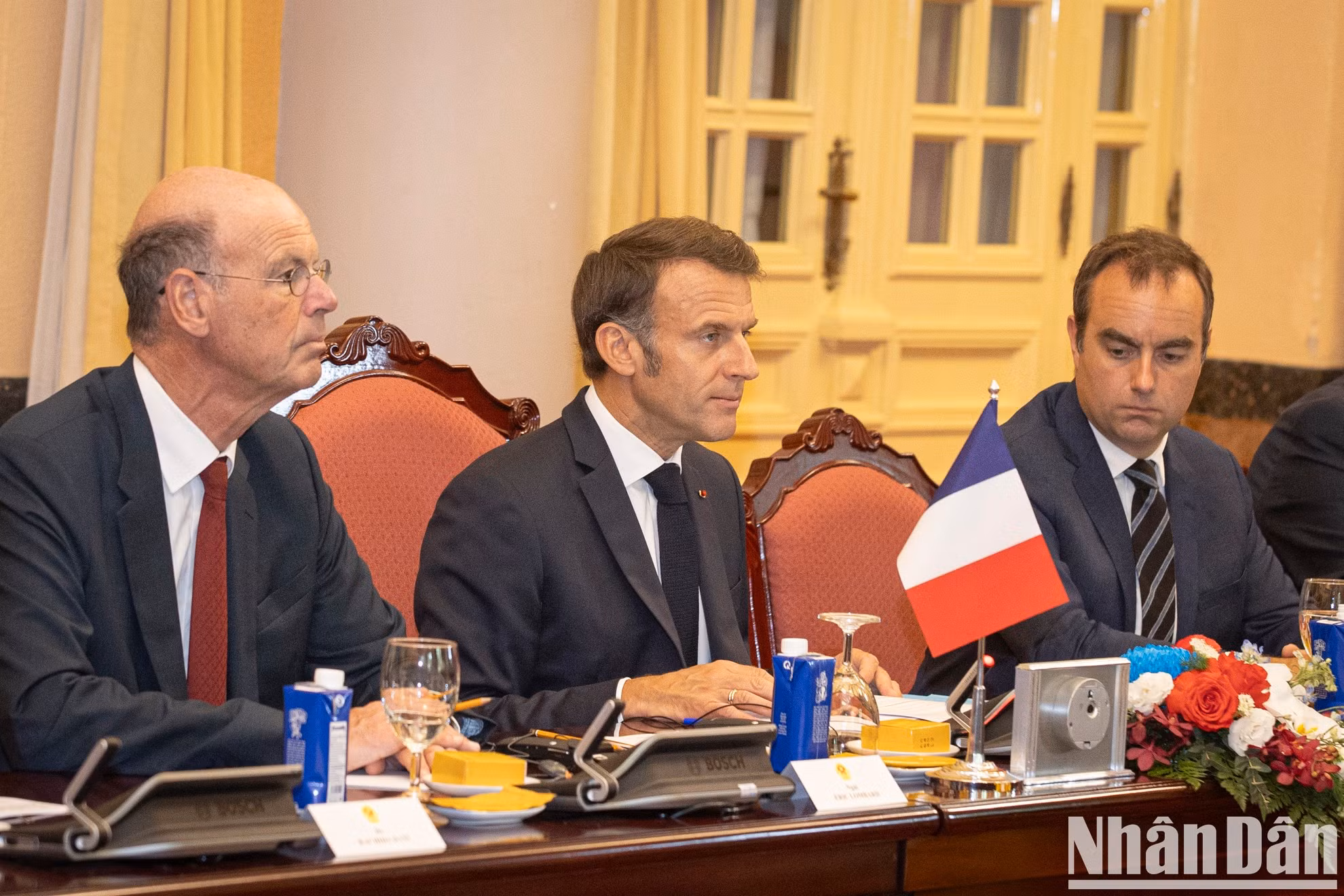 法国总统埃马纽埃尔·马克龙在会上发表讲话。