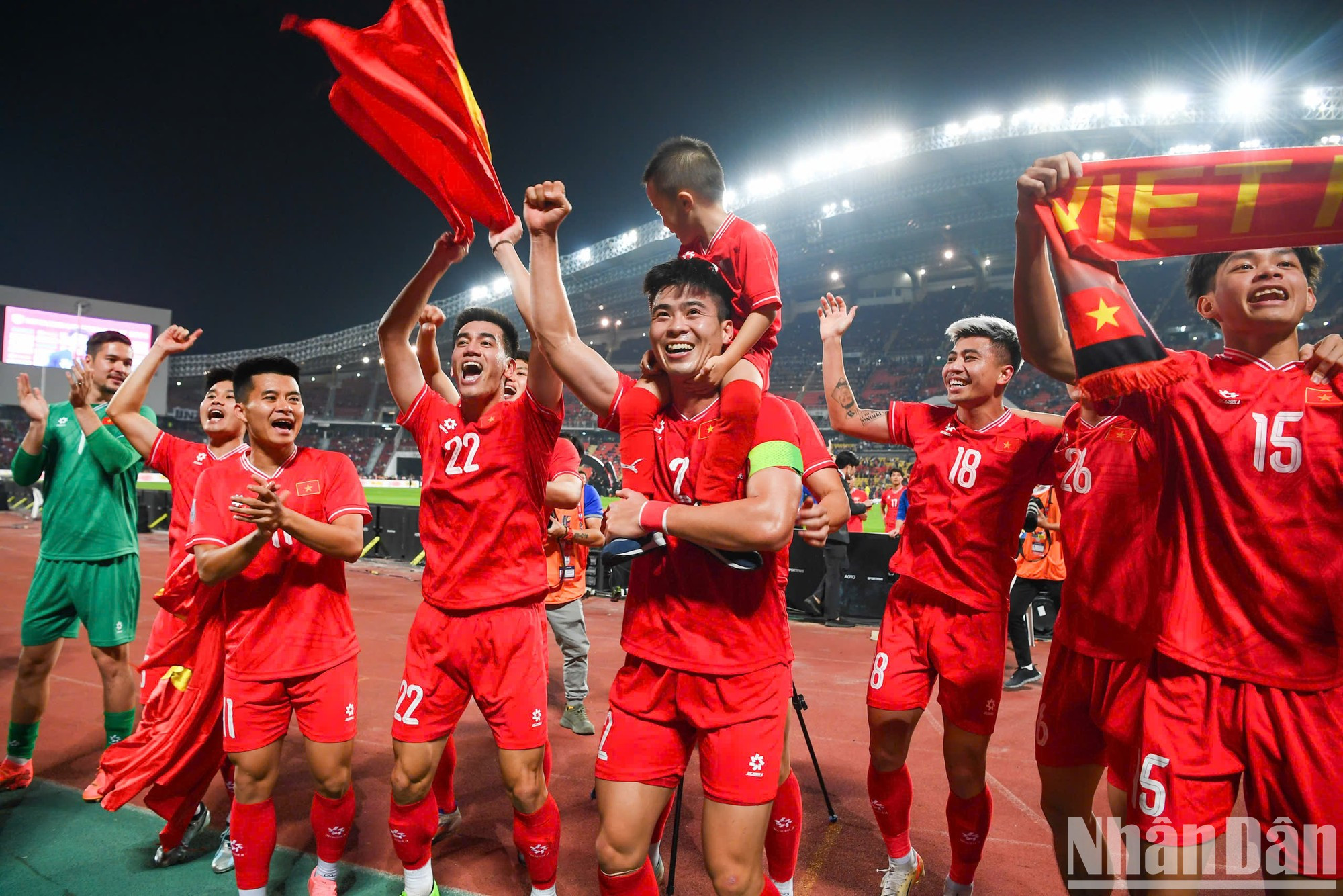 比赛结束后，球员们走向看台区域，与越南球迷一同分享胜利的喜悦。