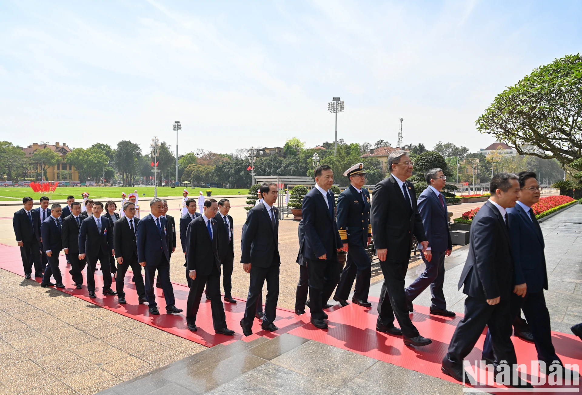 各位代表入陵瞻仰胡志明主席遗容。