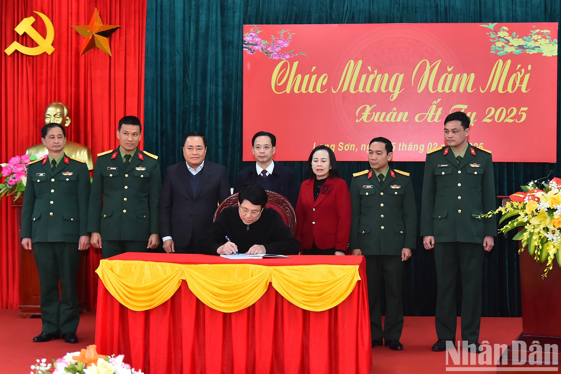 梁强主席在黄皮策上留言。