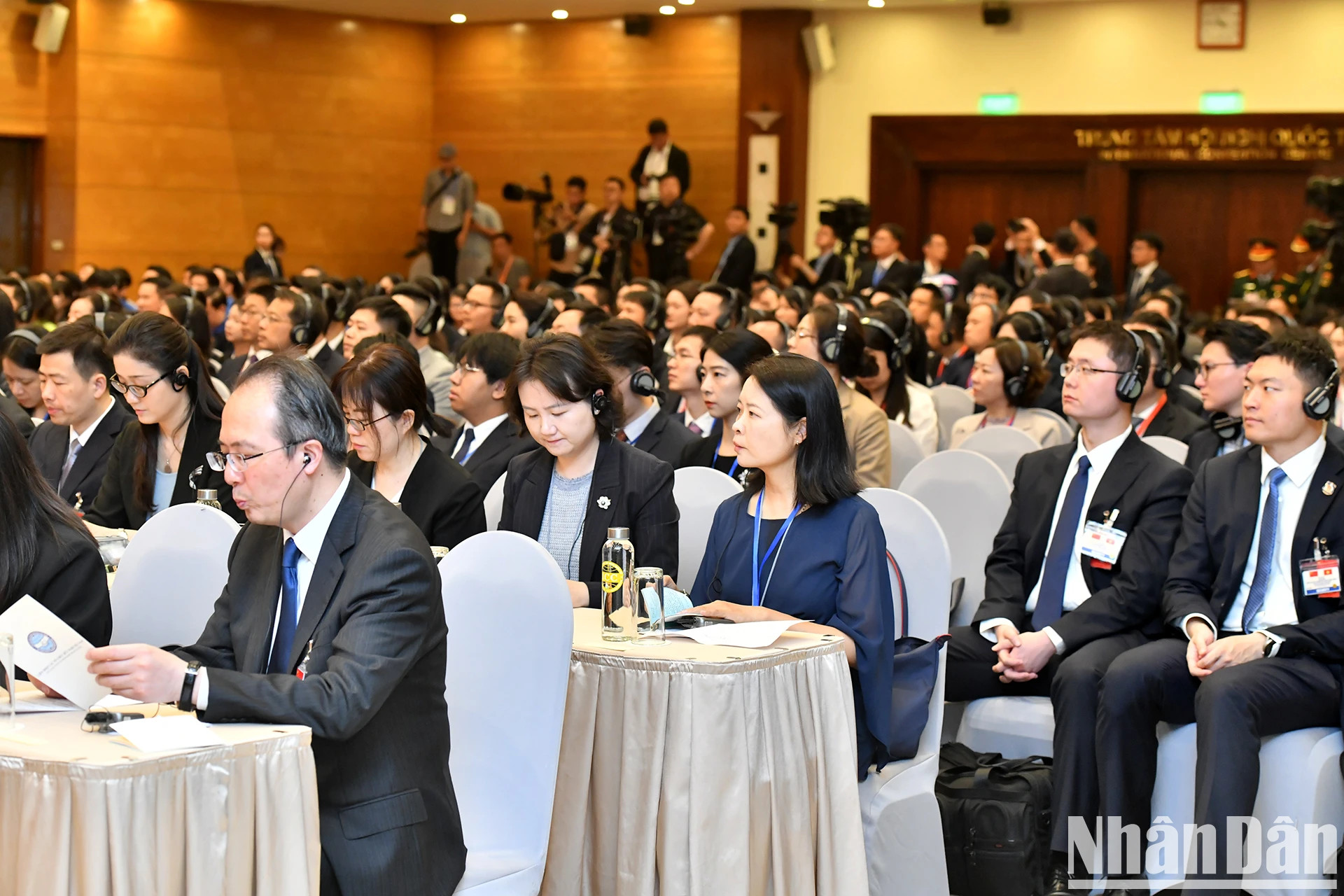 各位代表出席越中人民联欢。 各位代表出席越中人民联欢。