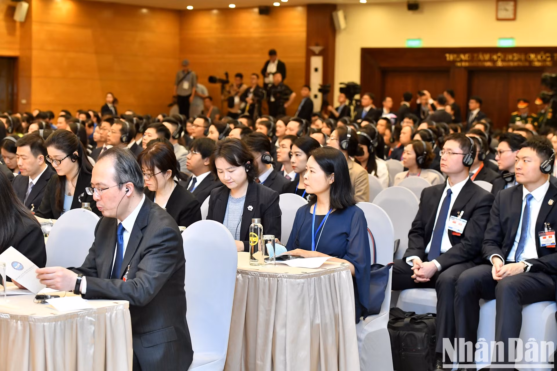 各位代表出席越中人民联欢。