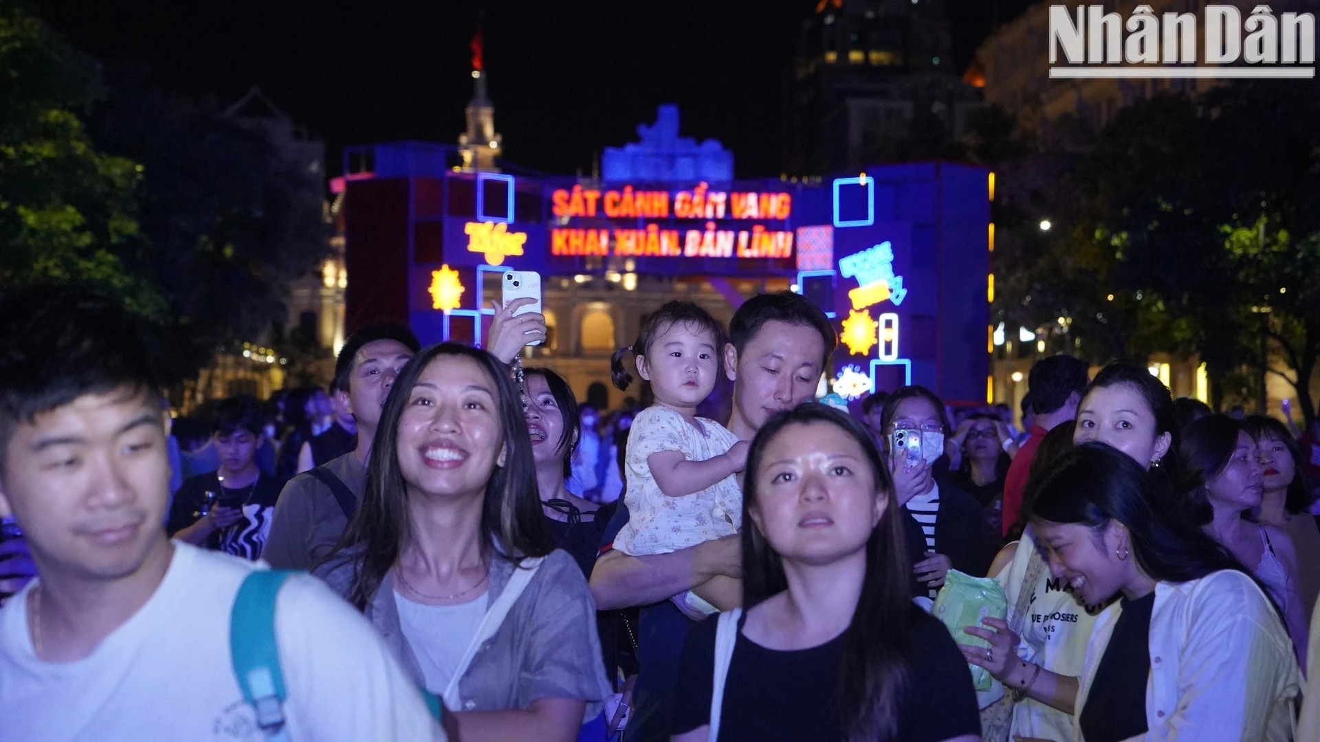 许多胡志明市民众兴奋地参加倒计时活动，迎接2025年新年。