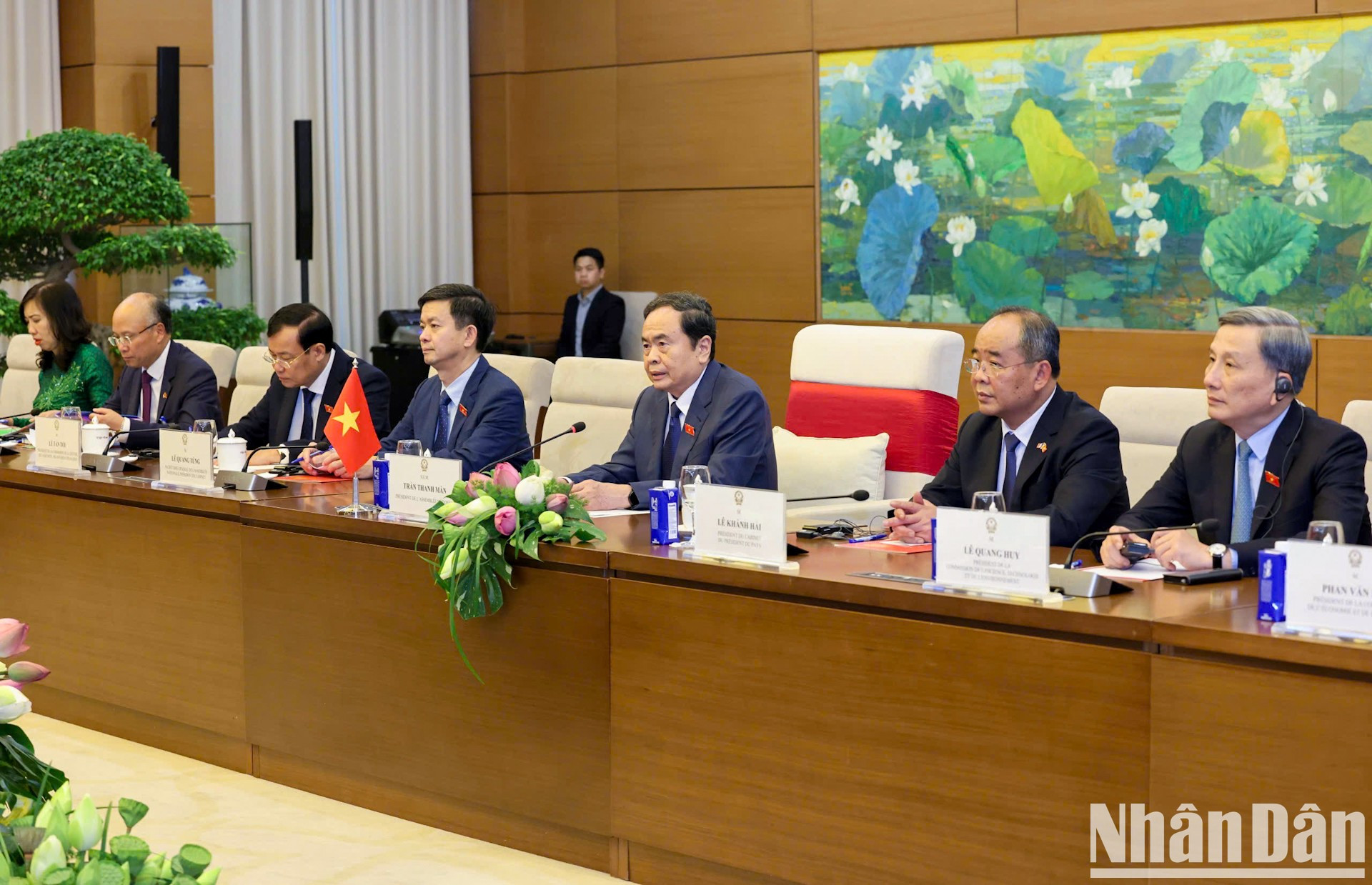 国会主席陈青敏以及越南国会各位代表出席会见。 国会主席陈青敏以及越南国会各位代表出席会见。