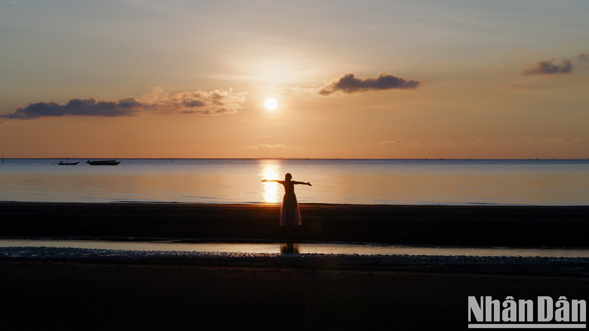 游客在西南部海岸欣赏日出的瞬间。