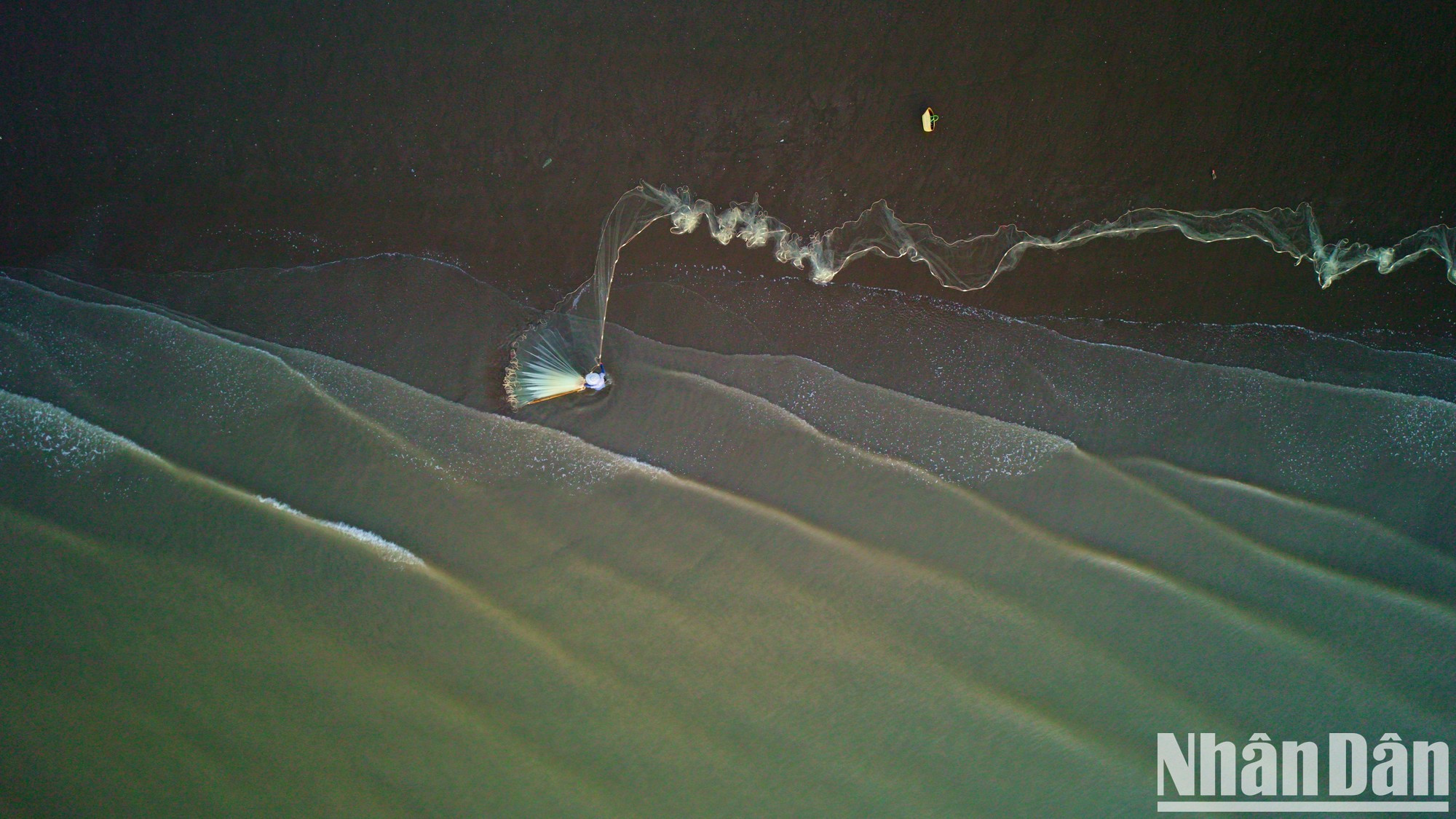 除远洋捕捞外，巴洞沿海渔民还通过拉网捕鱼获得额外的收入来源。