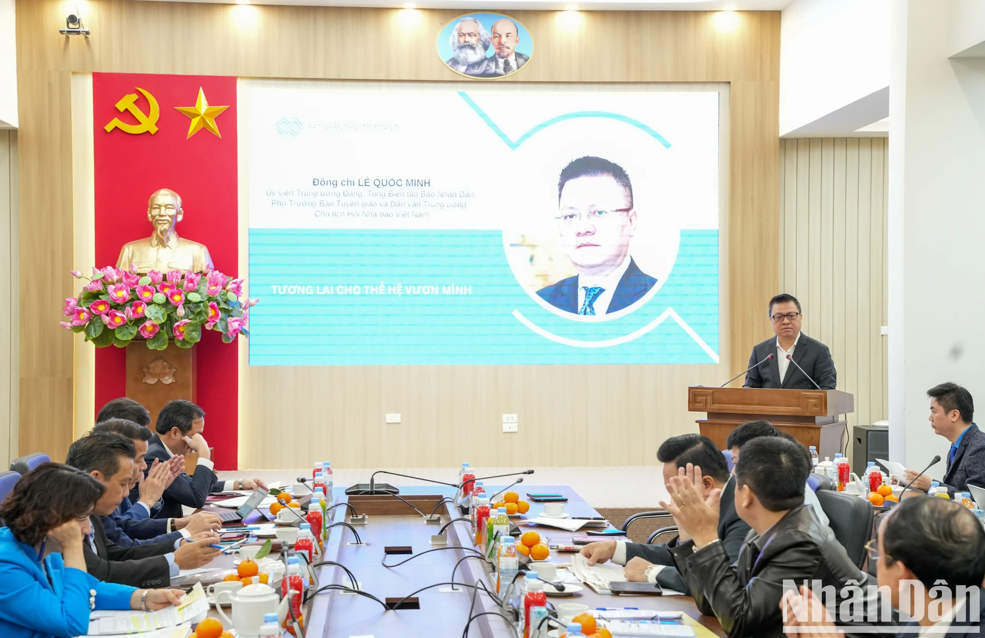 研讨会场景。 研讨会场景。