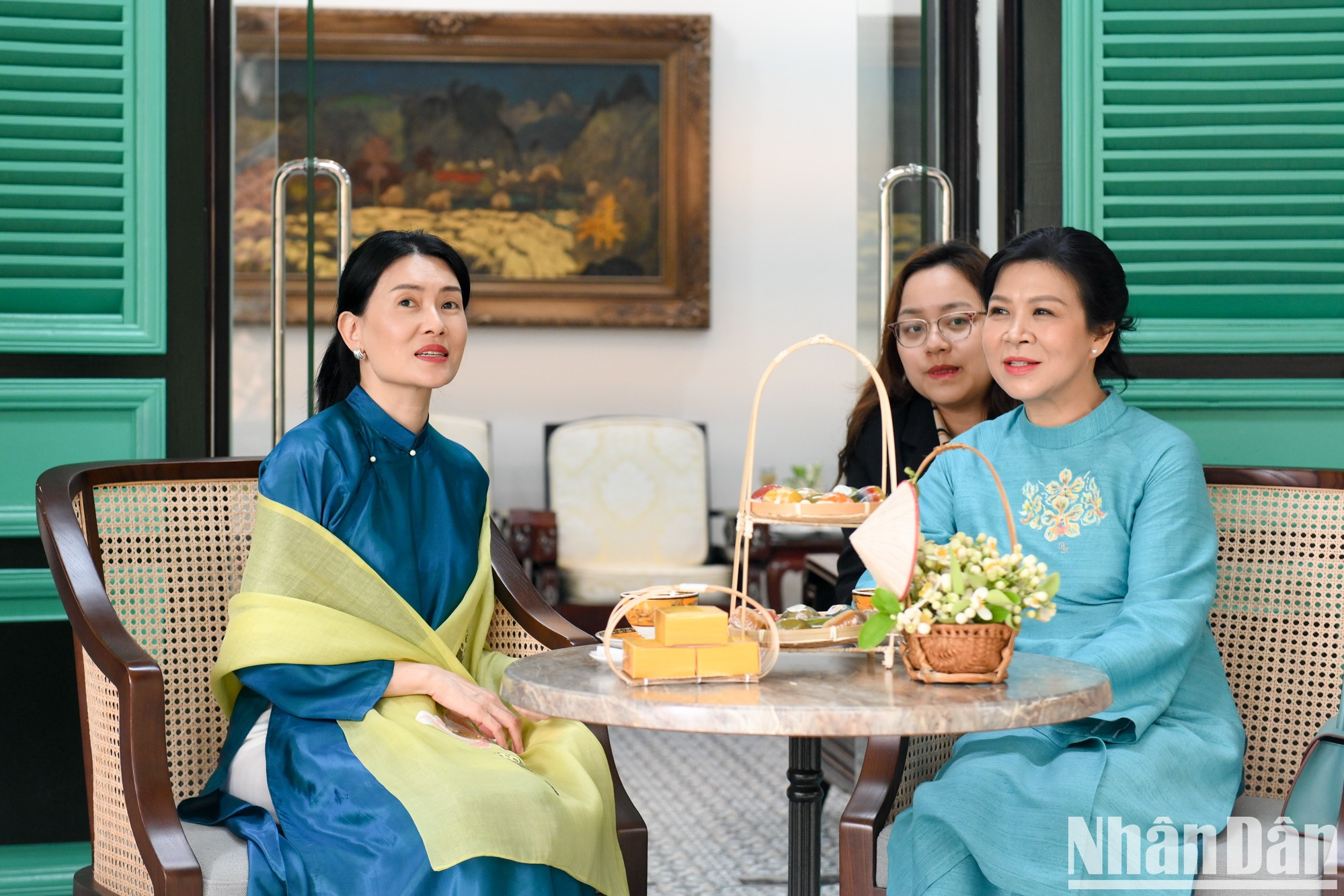 两位夫人分享关于传统奥黛的信息。 两位夫人分享关于传统奥黛的信息。